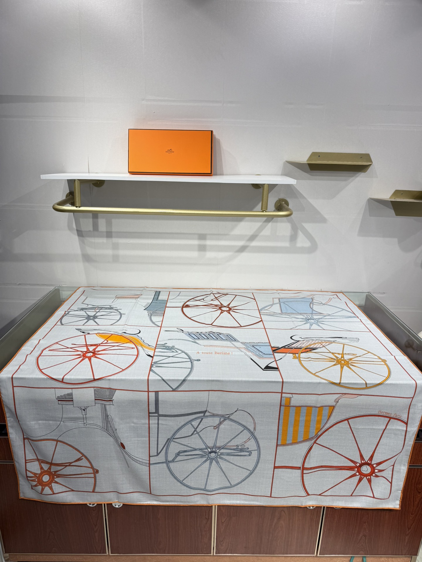 💟💞上新🆕140丝绒方巾双面同色手工卷边丝毛方巾（30%真丝70%羊绒)这款披肩的经典单品展现强大而迷人