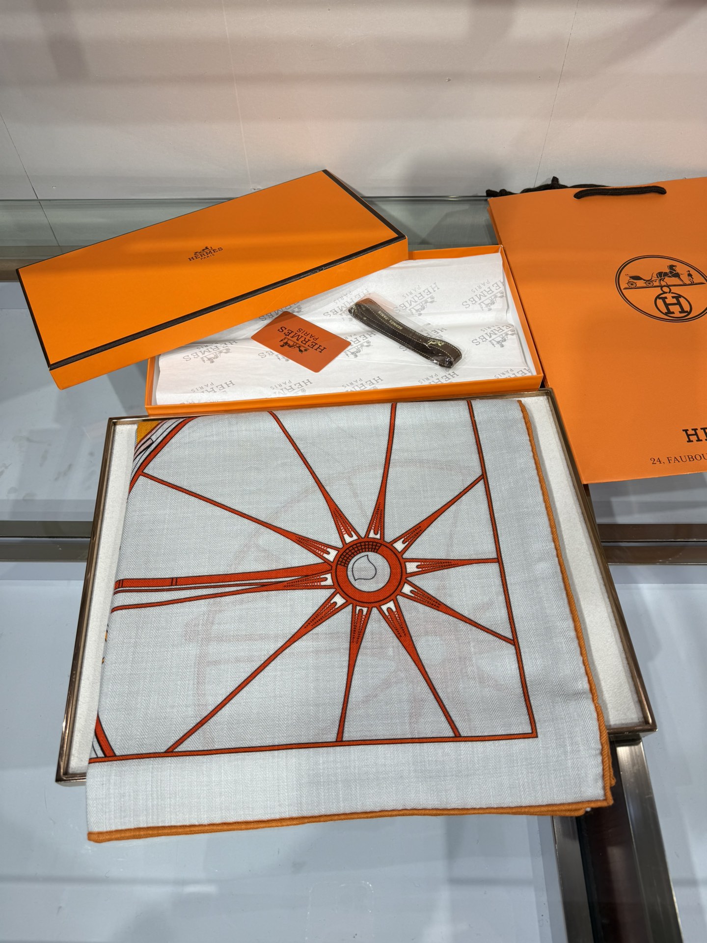 💟💞上新🆕140丝绒方巾双面同色手工卷边丝毛方巾（30%真丝70%羊绒)这款披肩的经典单品展现强大而迷人