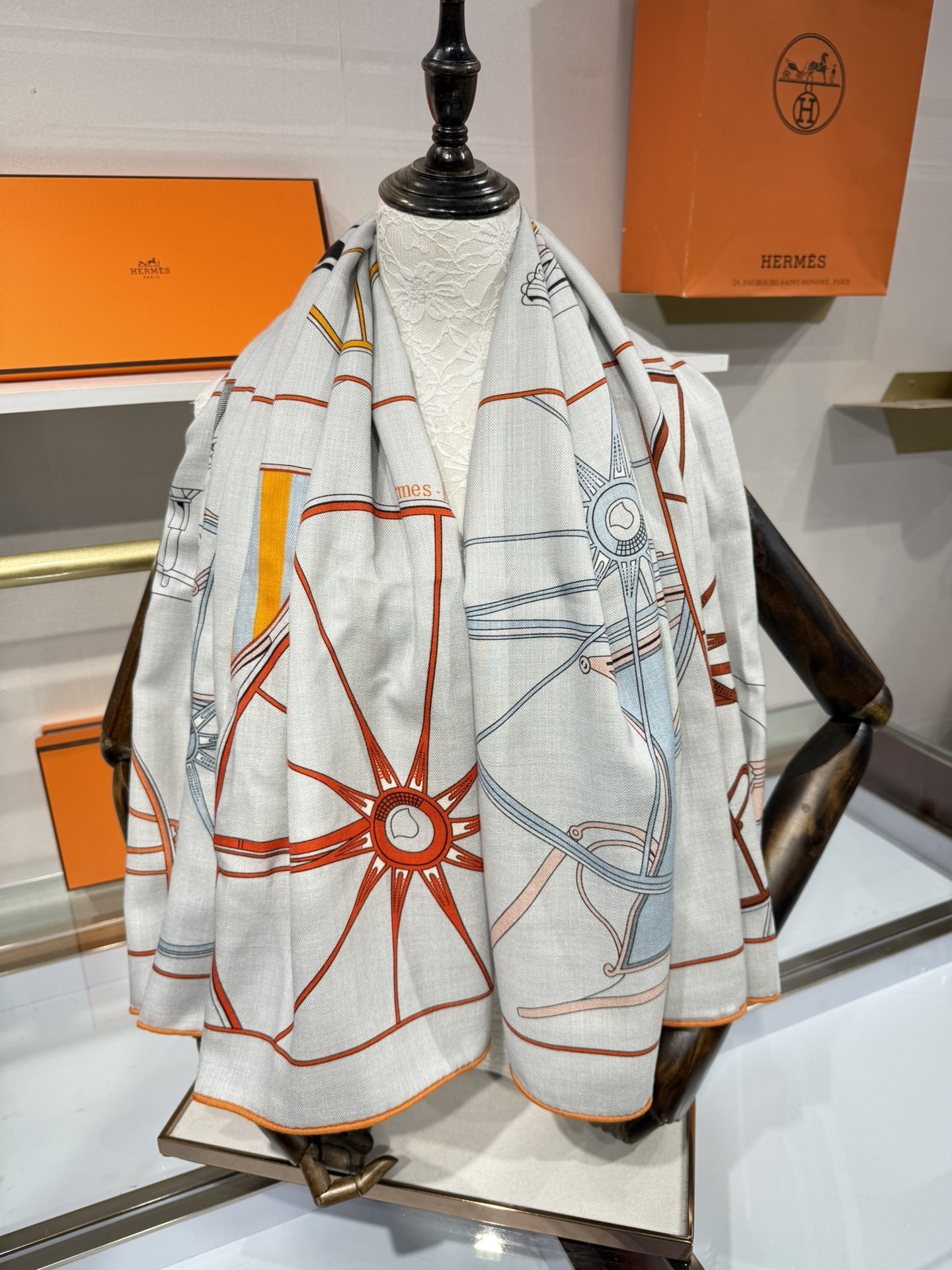 💟💞上新🆕140丝绒方巾双面同色手工卷边丝毛方巾（30%真丝70%羊绒)这款披肩的经典单品展现强大而迷人