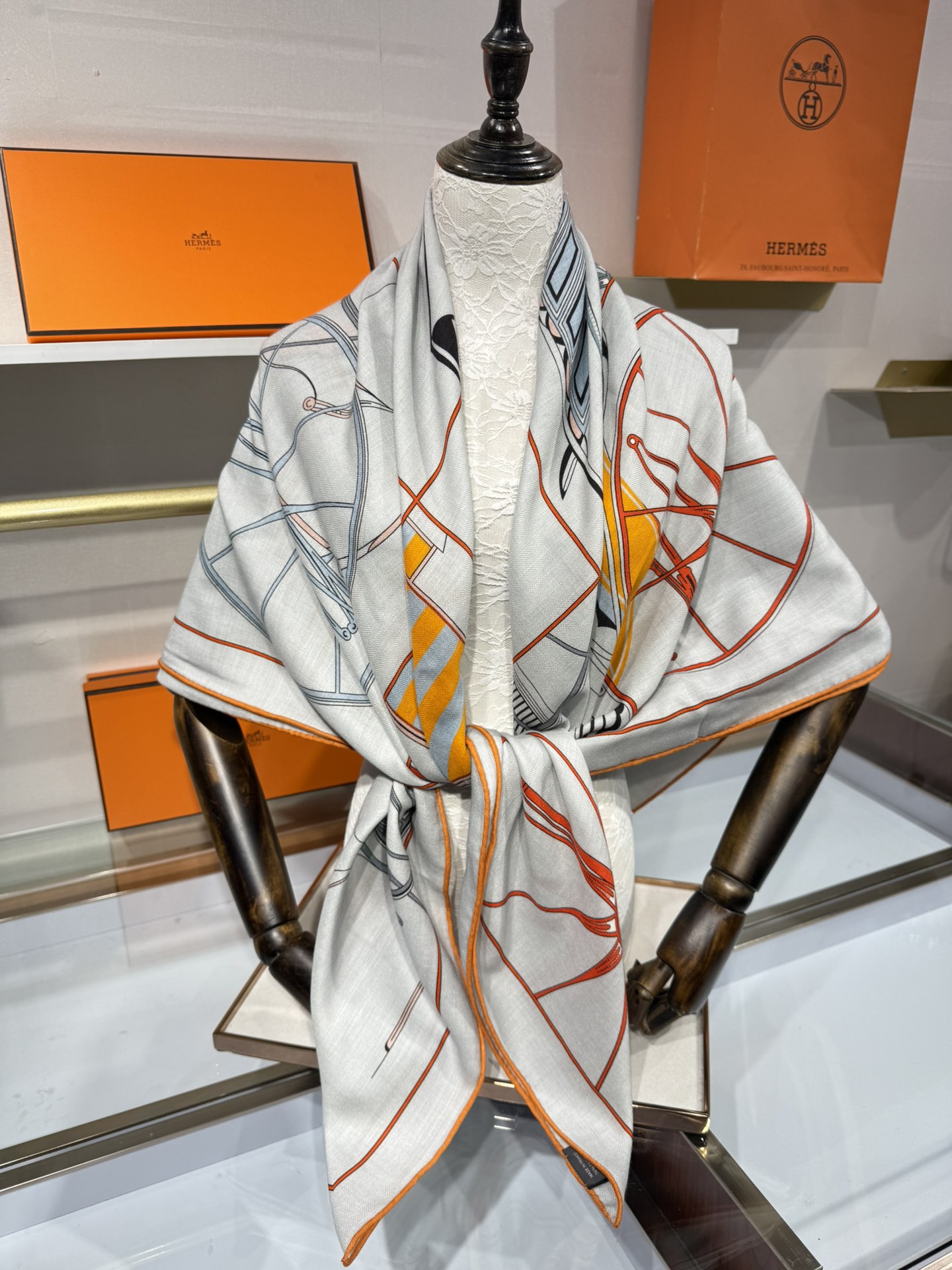 💟💞上新🆕140丝绒方巾双面同色手工卷边丝毛方巾（30%真丝70%羊绒)这款披肩的经典单品展现强大而迷人