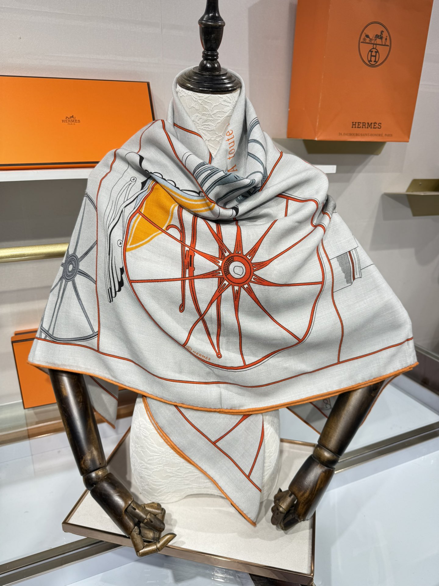 💟💞上新🆕140丝绒方巾双面同色手工卷边丝毛方巾（30%真丝70%羊绒)这款披肩的经典单品展现强大而迷人