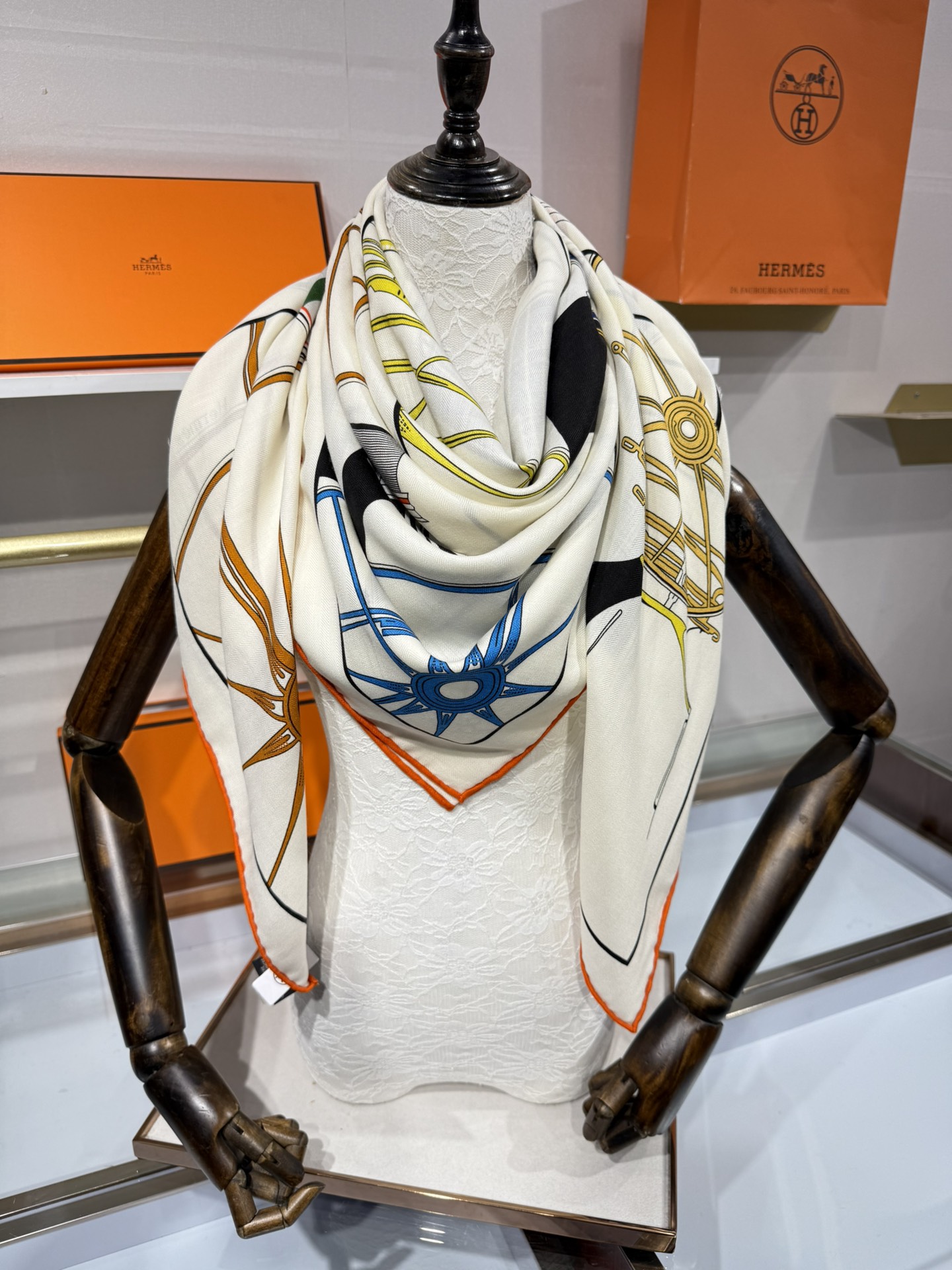 💟上新🆕💕手工卷边！澳毛和真丝混纺披肩（70%羊绒30%桑蚕丝）。这款披肩采用经典山羊绒和真丝混纺面料，