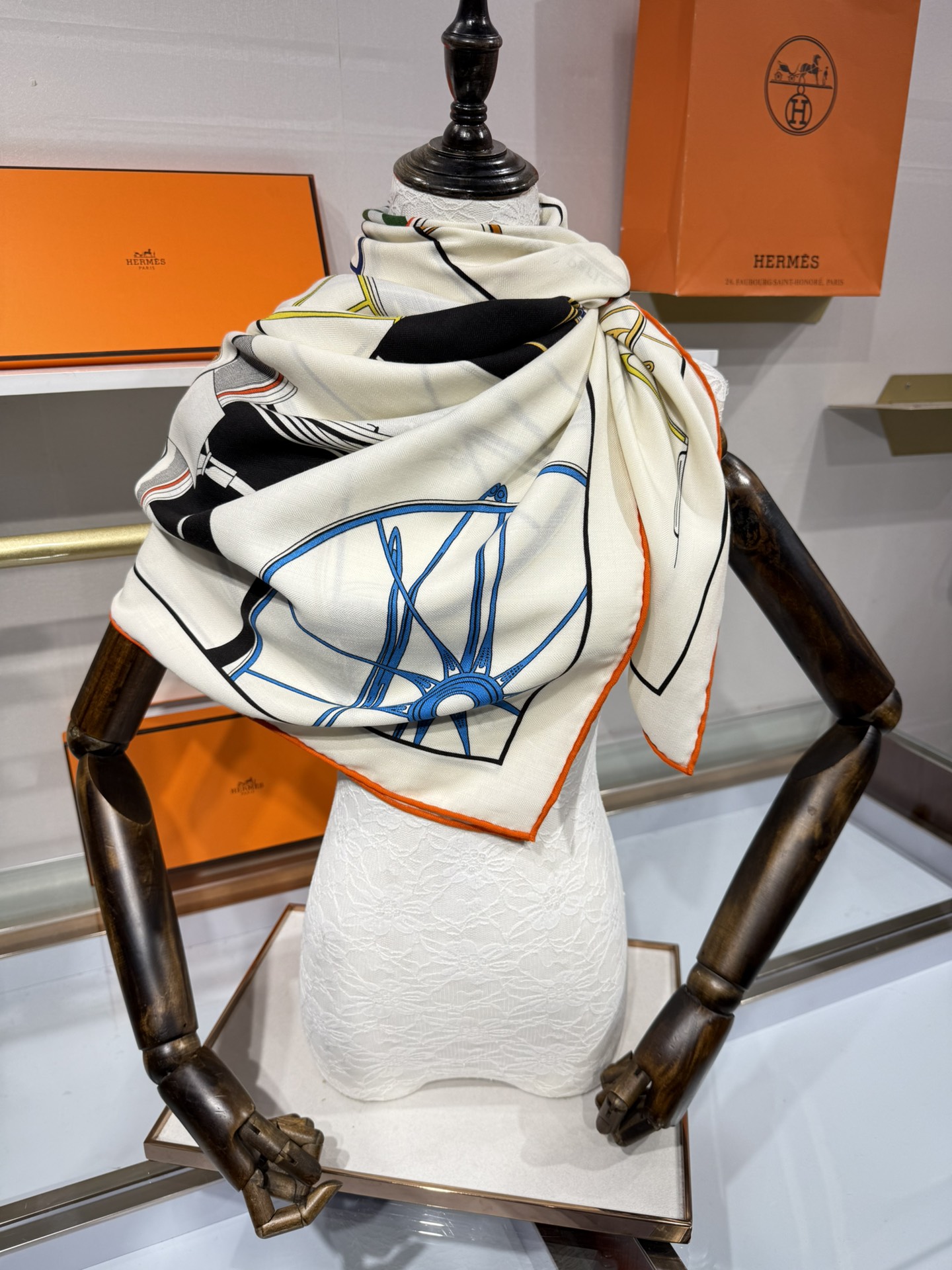 💟上新🆕💕手工卷边！澳毛和真丝混纺披肩（70%羊绒30%桑蚕丝）。这款披肩采用经典山羊绒和真丝混纺面料，