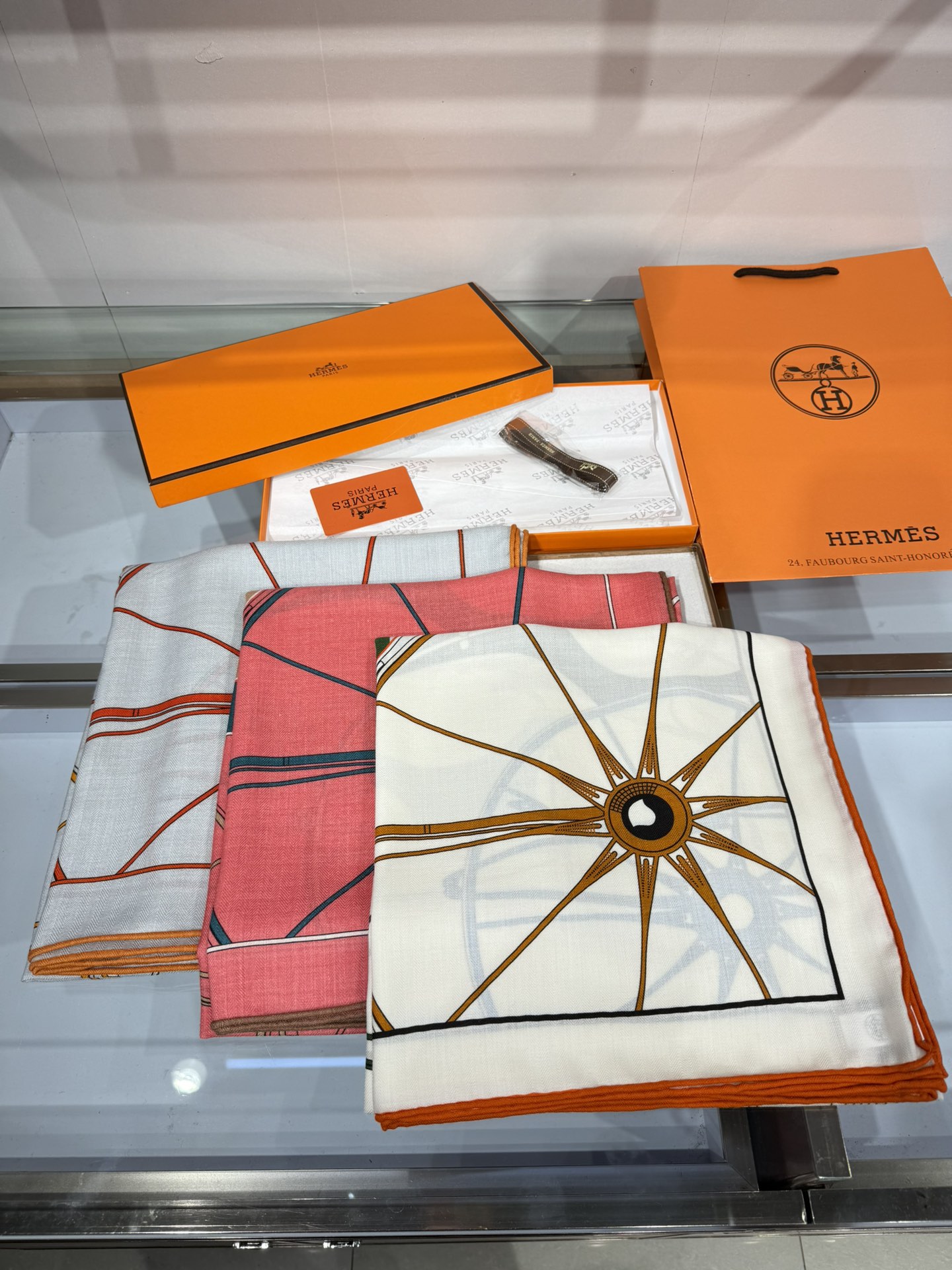 💟上新🆕💕手工卷边！澳毛和真丝混纺披肩（70%羊绒30%桑蚕丝）。这款披肩采用经典山羊绒和真丝混纺面料，