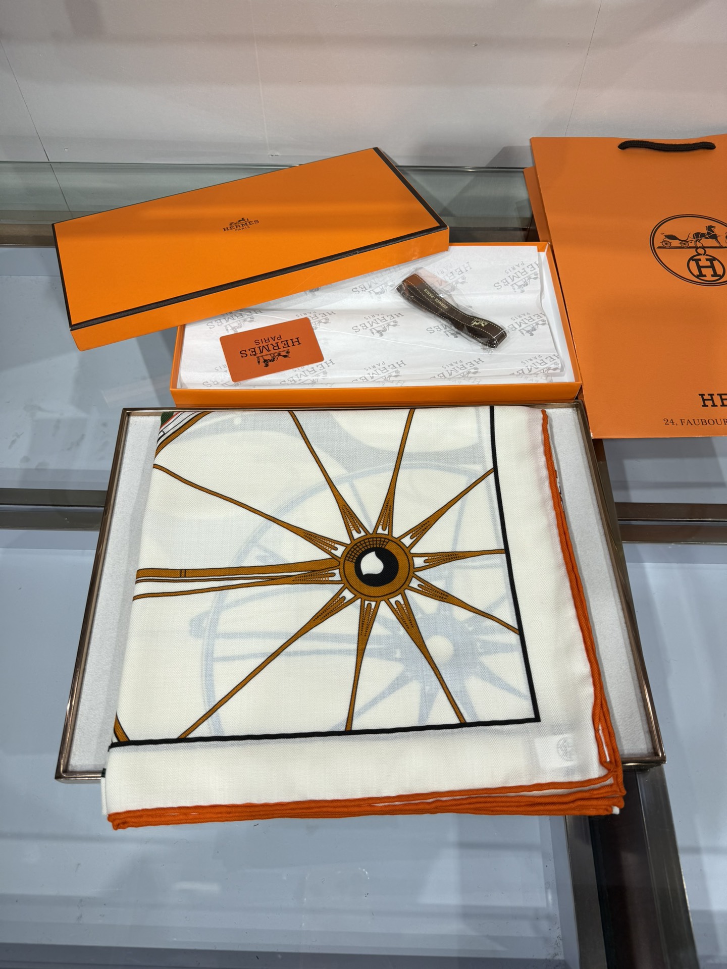 💟上新🆕💕手工卷边！澳毛和真丝混纺披肩（70%羊绒30%桑蚕丝）。这款披肩采用经典山羊绒和真丝混纺面料，