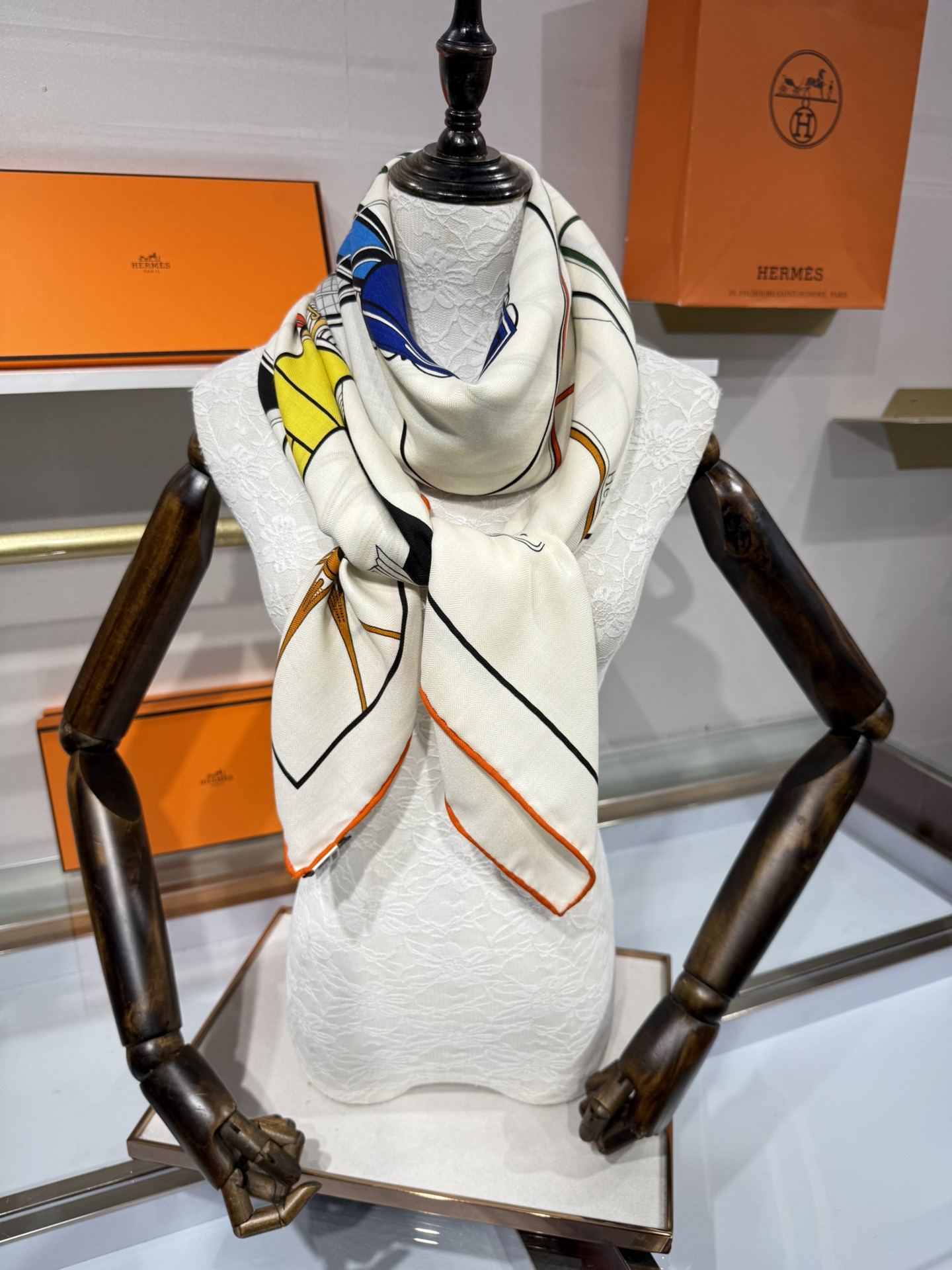 💟上新🆕💕手工卷边！澳毛和真丝混纺披肩（70%羊绒30%桑蚕丝）。这款披肩采用经典山羊绒和真丝混纺面料，