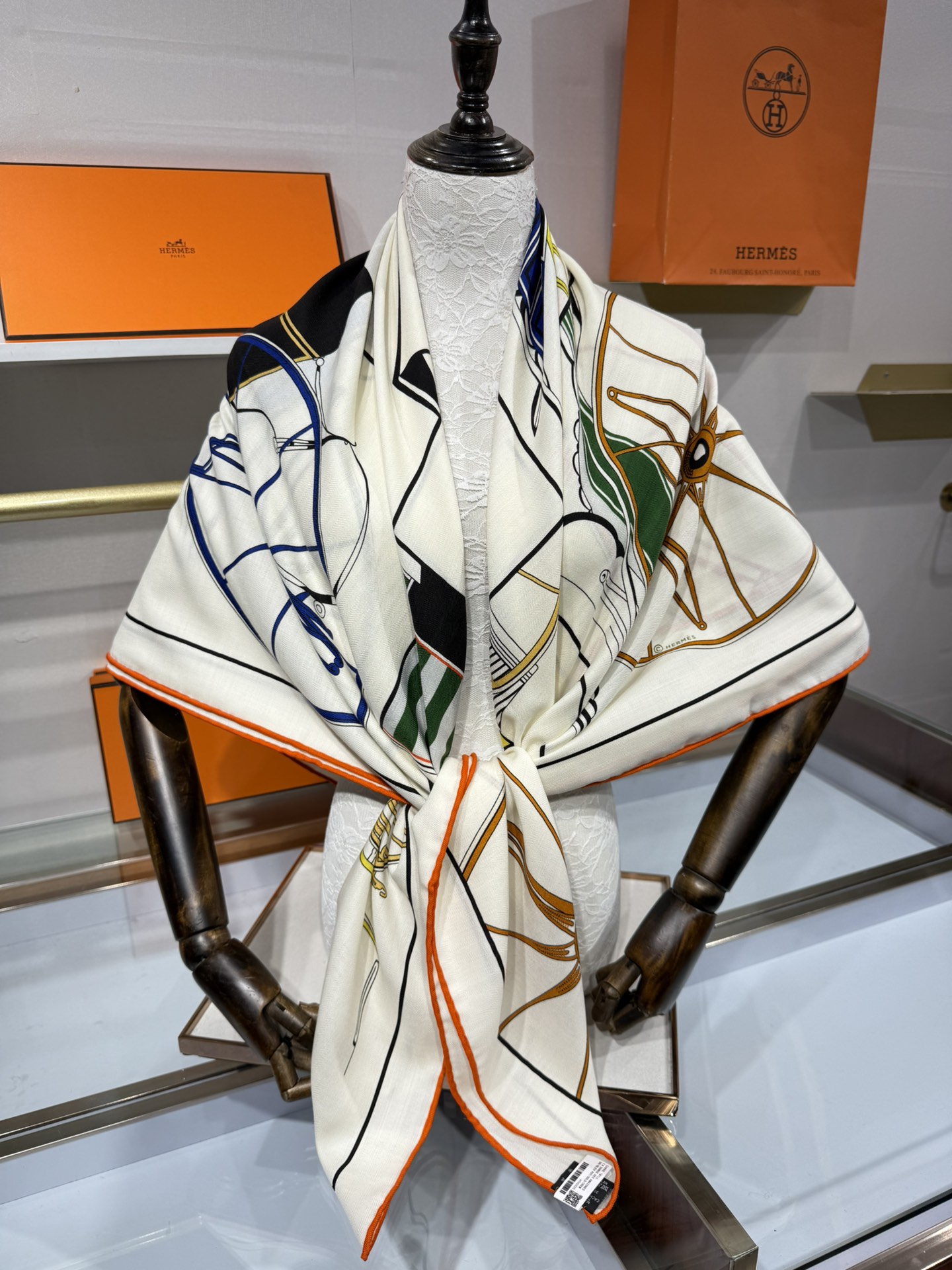 💟上新🆕💕手工卷边！澳毛和真丝混纺披肩（70%羊绒30%桑蚕丝）。这款披肩采用经典山羊绒和真丝混纺面料，