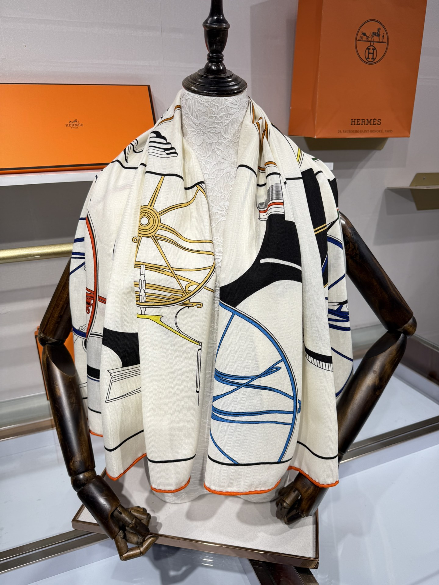 💟上新🆕💕手工卷边！澳毛和真丝混纺披肩（70%羊绒30%桑蚕丝）。这款披肩采用经典山羊绒和真丝混纺面料，