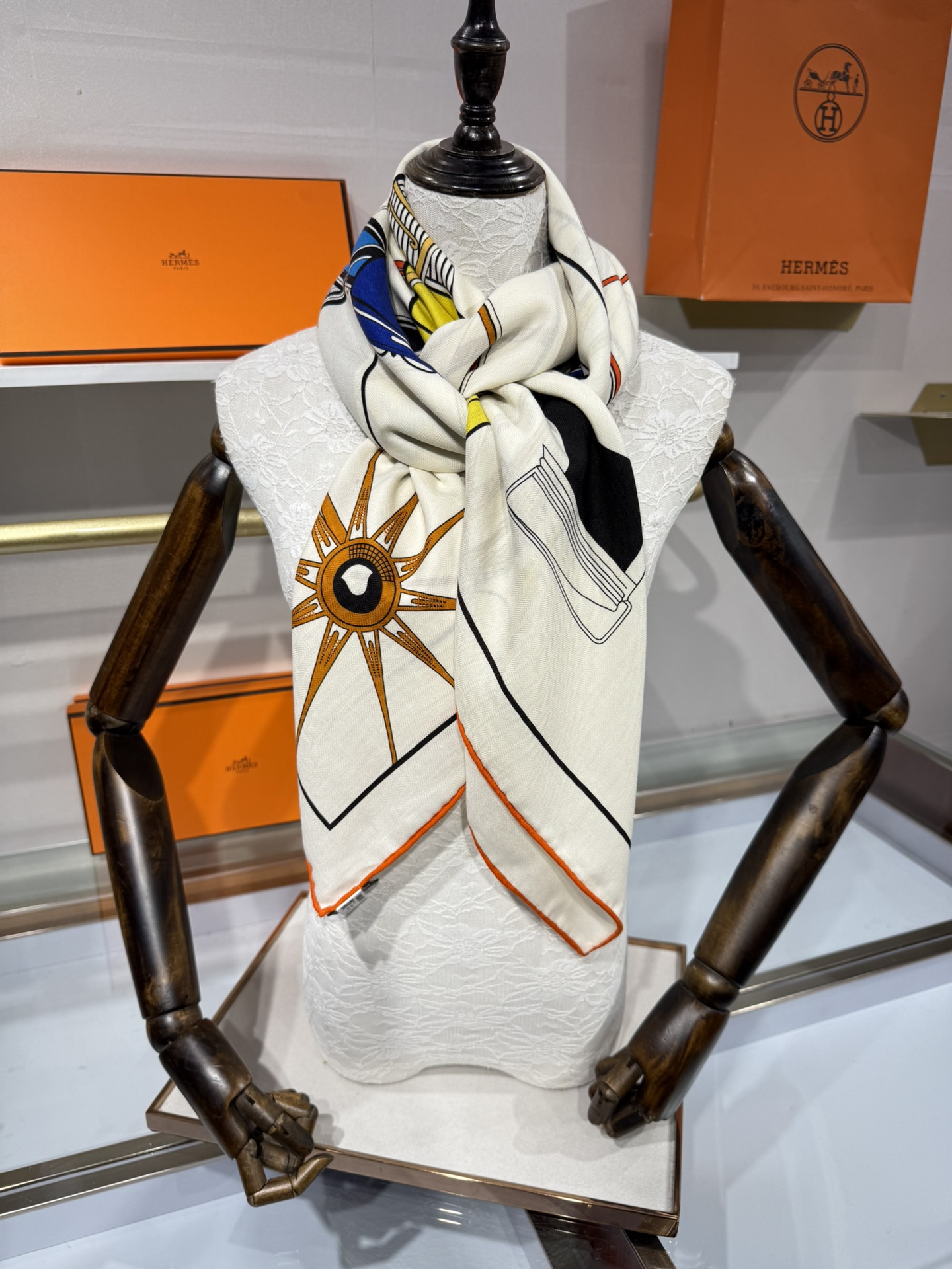 💟上新🆕💕手工卷边！澳毛和真丝混纺披肩（70%羊绒30%桑蚕丝）。这款披肩采用经典山羊绒和真丝混纺面料，