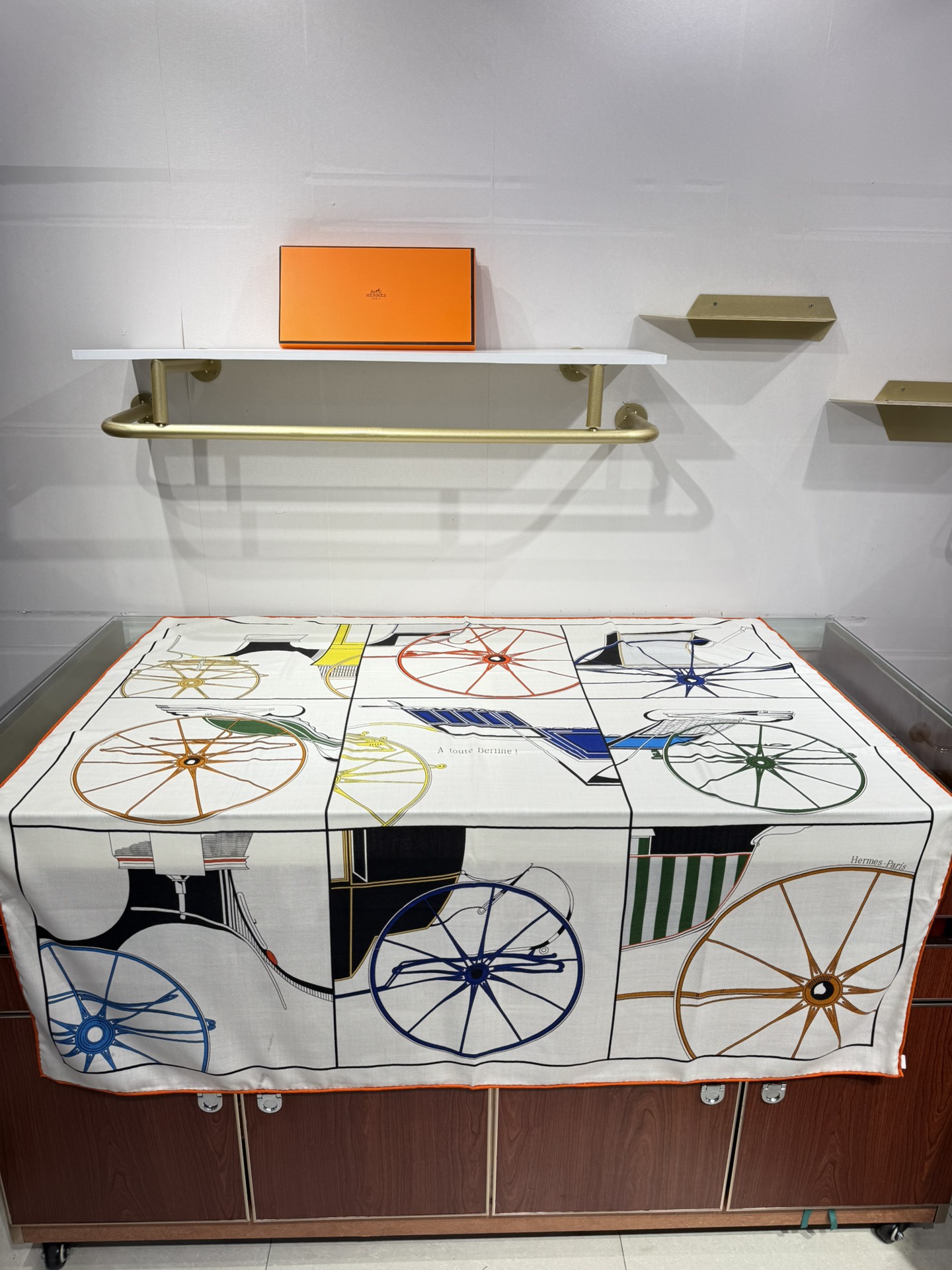 💟上新🆕💕手工卷边！澳毛和真丝混纺披肩（70%羊绒30%桑蚕丝）。这款披肩采用经典山羊绒和真丝混纺面料，