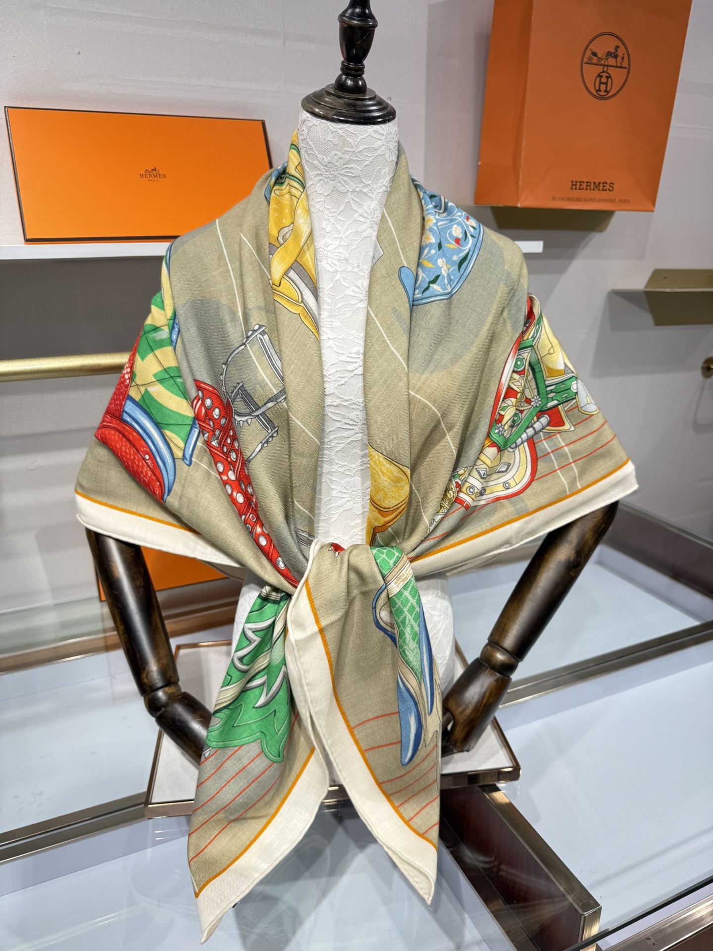 💟💞上新🆕“鞍上世界”140丝绒方巾双面同色手工卷边丝毛方巾（30%真丝70%羊绒)这款披肩的经典单品展