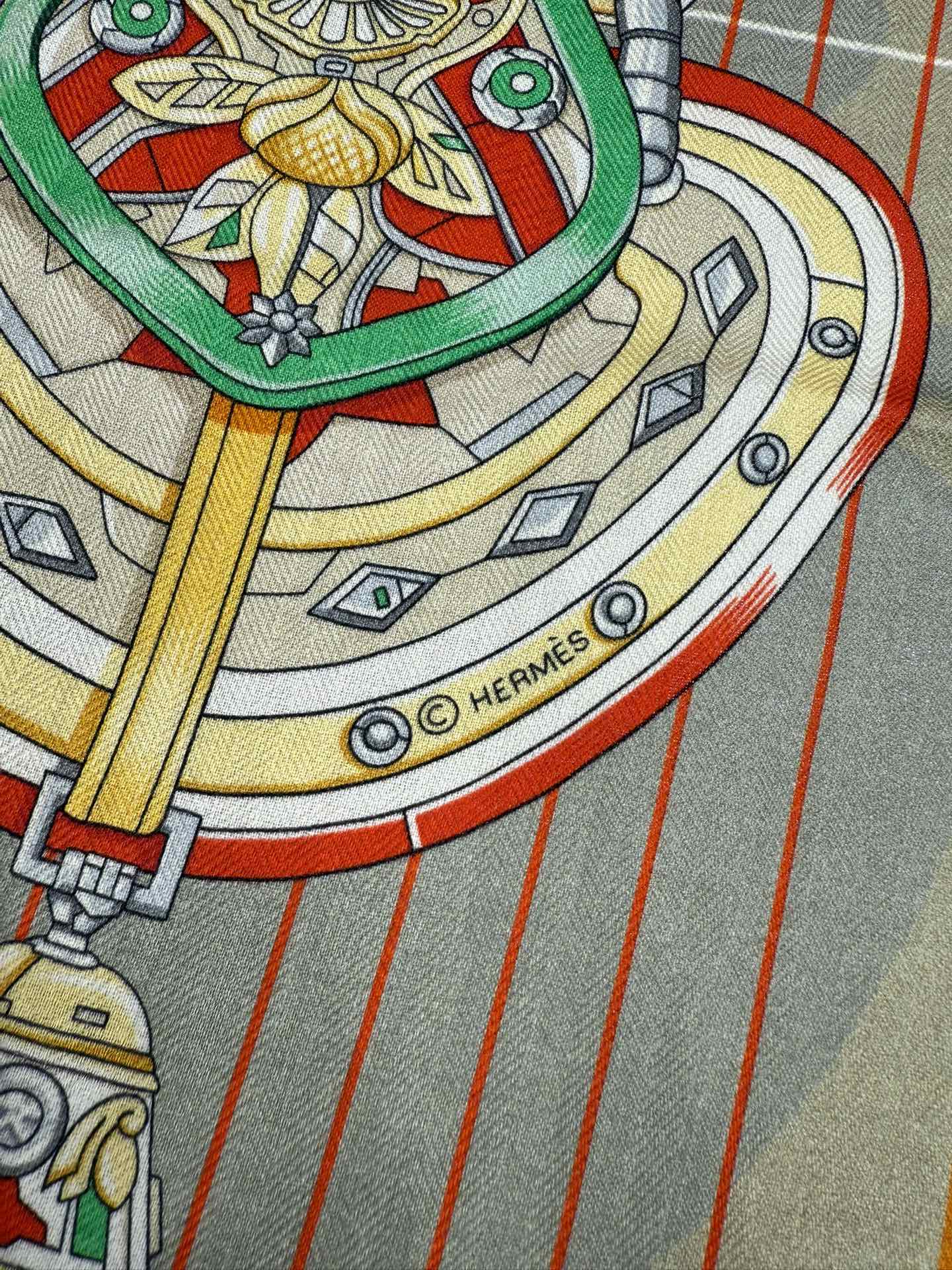 💟💞上新🆕“鞍上世界”140丝绒方巾双面同色手工卷边丝毛方巾（30%真丝70%羊绒)这款披肩的经典单品展