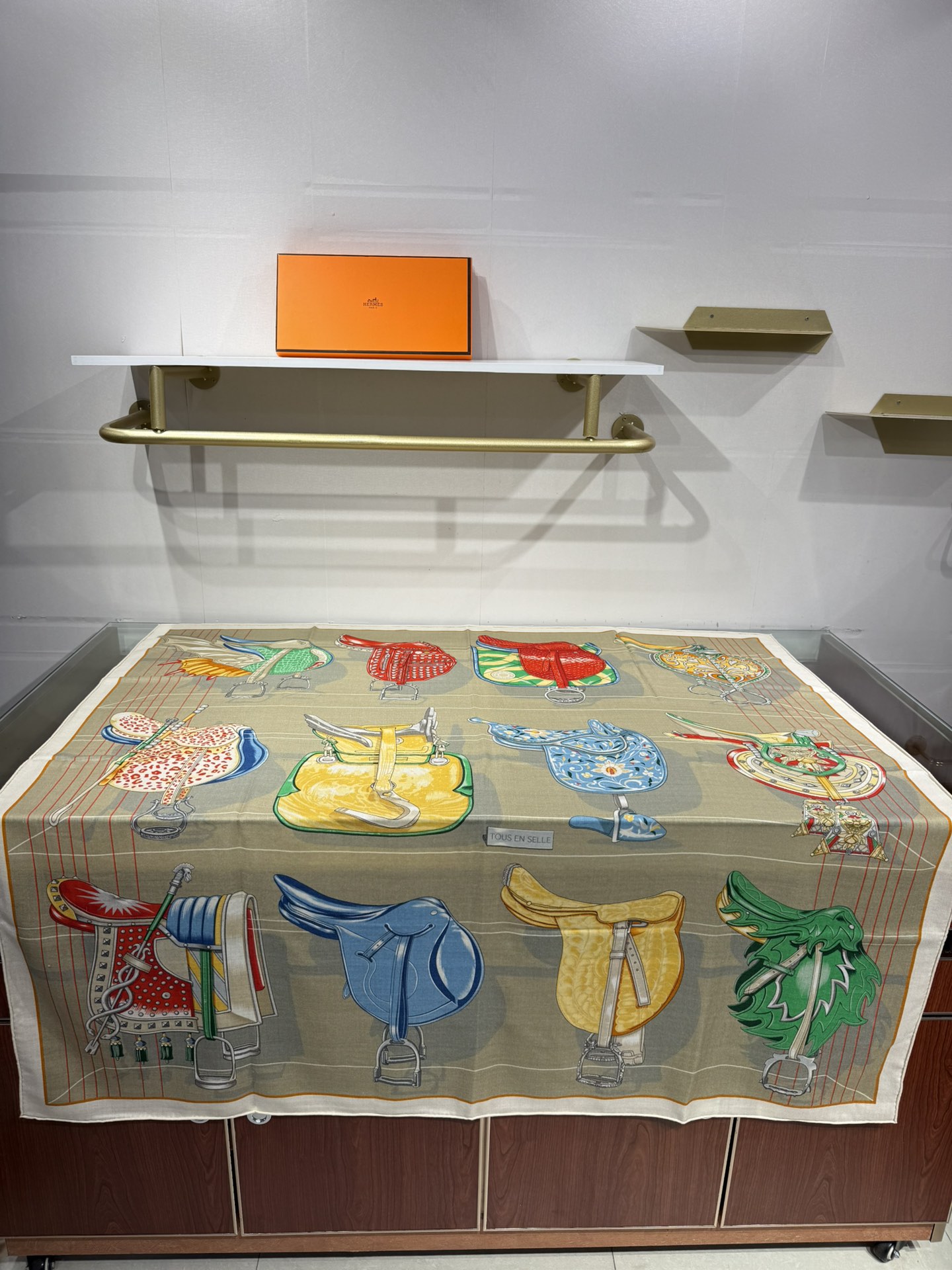 💟💞上新🆕“鞍上世界”140丝绒方巾双面同色手工卷边丝毛方巾（30%真丝70%羊绒)这款披肩的经典单品展