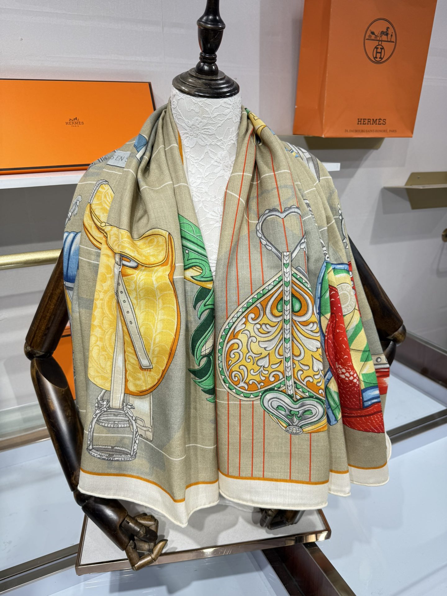 💟💞上新🆕“鞍上世界”140丝绒方巾双面同色手工卷边丝毛方巾（30%真丝70%羊绒)这款披肩的经典单品展