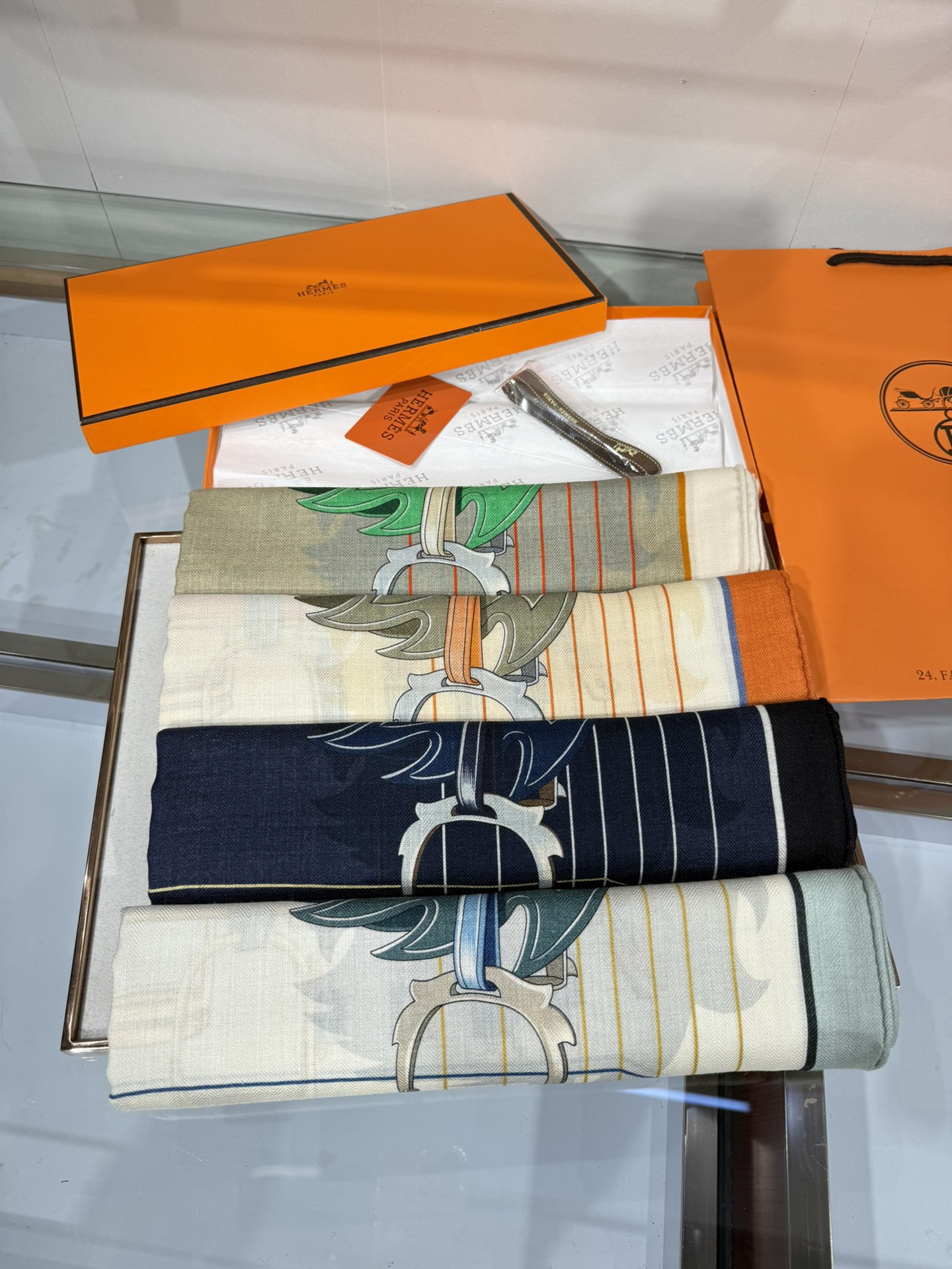 💟💞上新🆕“鞍上世界”140丝绒方巾双面同色手工卷边丝毛方巾（30%真丝70%羊绒)这款披肩的经典单品展