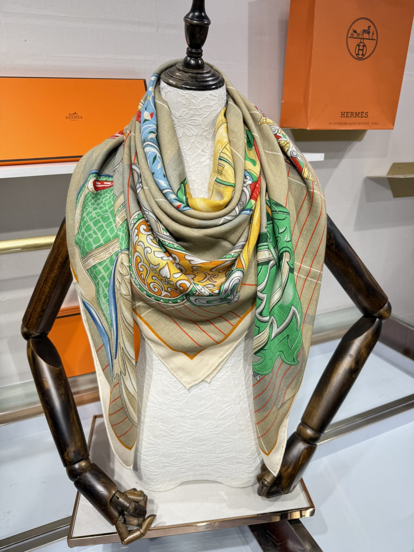 💟💞上新🆕“鞍上世界”140丝绒方巾双面同色手工卷边丝毛方巾（30%真丝70%羊绒)这款披肩的经典单品展