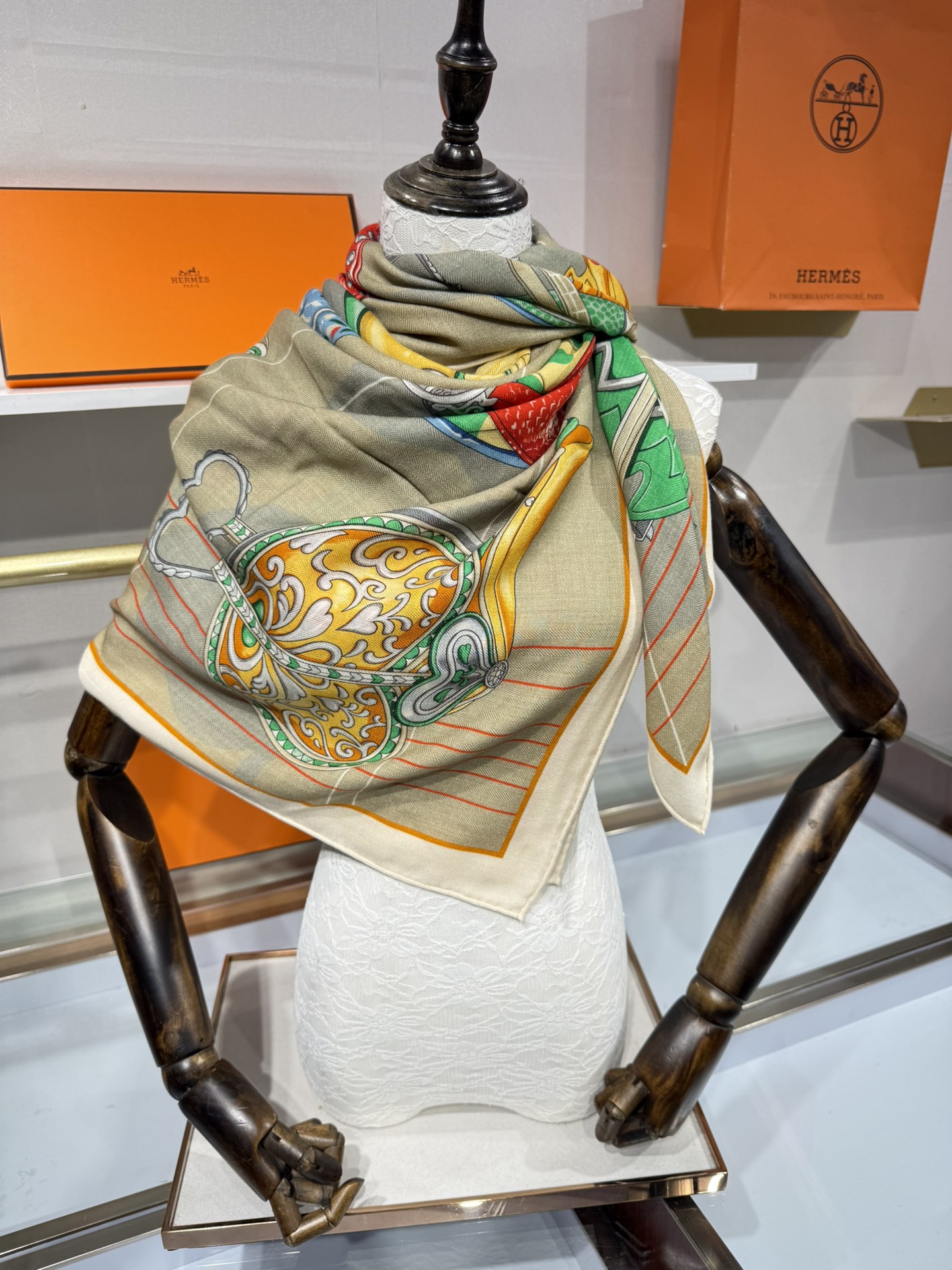 💟💞上新🆕“鞍上世界”140丝绒方巾双面同色手工卷边丝毛方巾（30%真丝70%羊绒)这款披肩的经典单品展