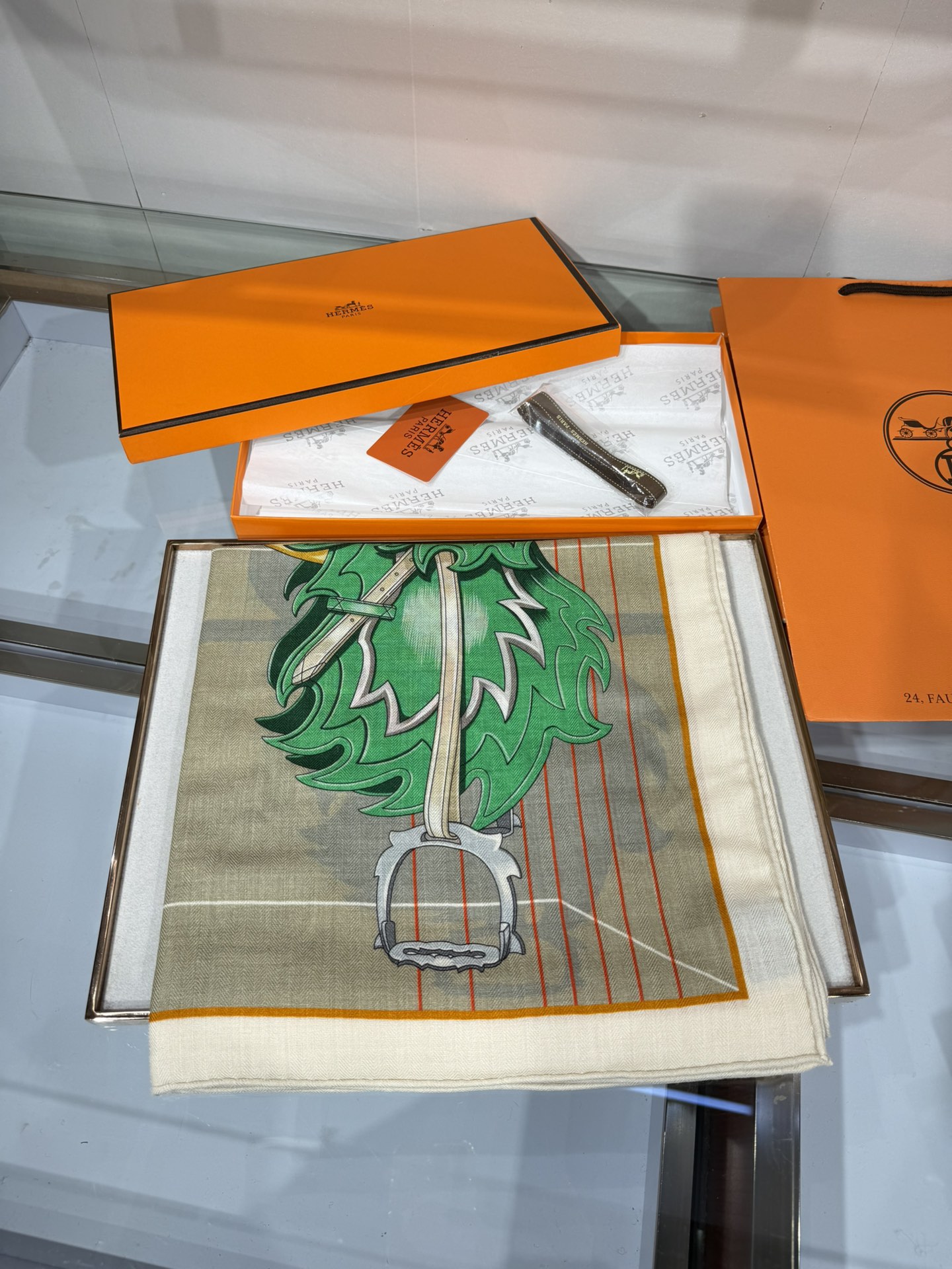 💟💞上新🆕“鞍上世界”140丝绒方巾双面同色手工卷边丝毛方巾（30%真丝70%羊绒)这款披肩的经典单品展