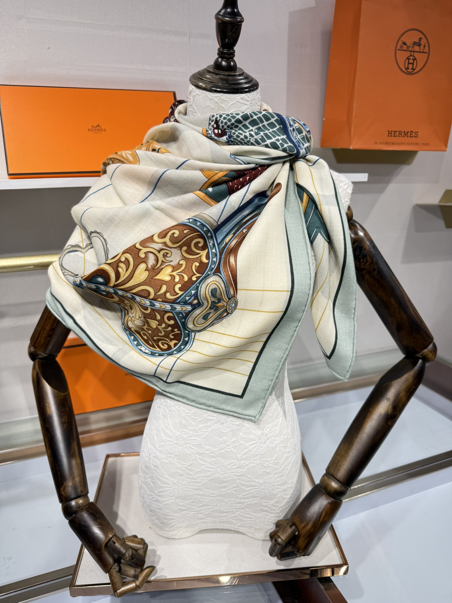 💟💞上新🆕“鞍上世界”140丝绒方巾双面同色手工卷边丝毛方巾（30%真丝70%羊绒)这款披肩的经典单品展