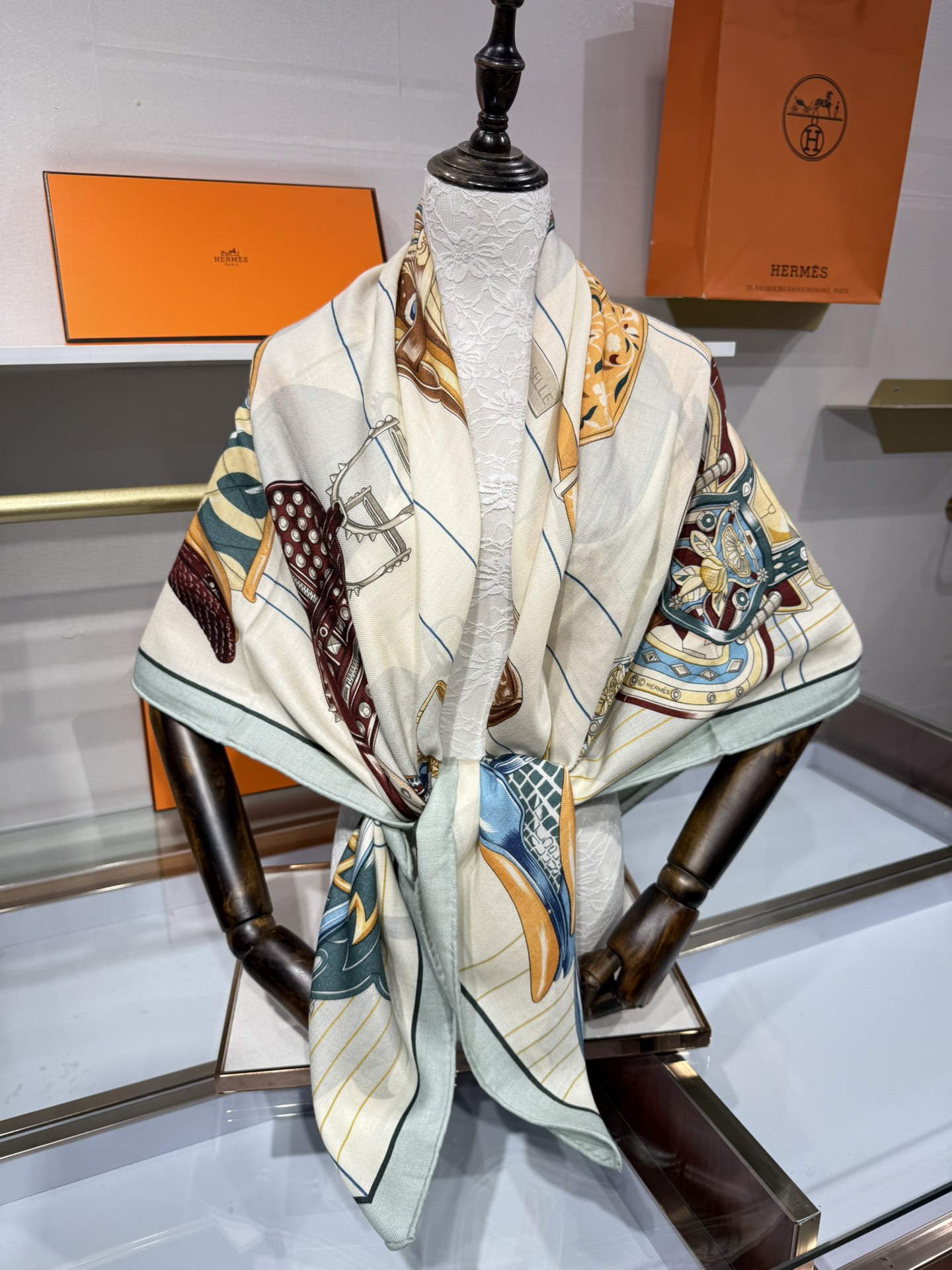 💟💞上新🆕“鞍上世界”140丝绒方巾双面同色手工卷边丝毛方巾（30%真丝70%羊绒)这款披肩的经典单品展