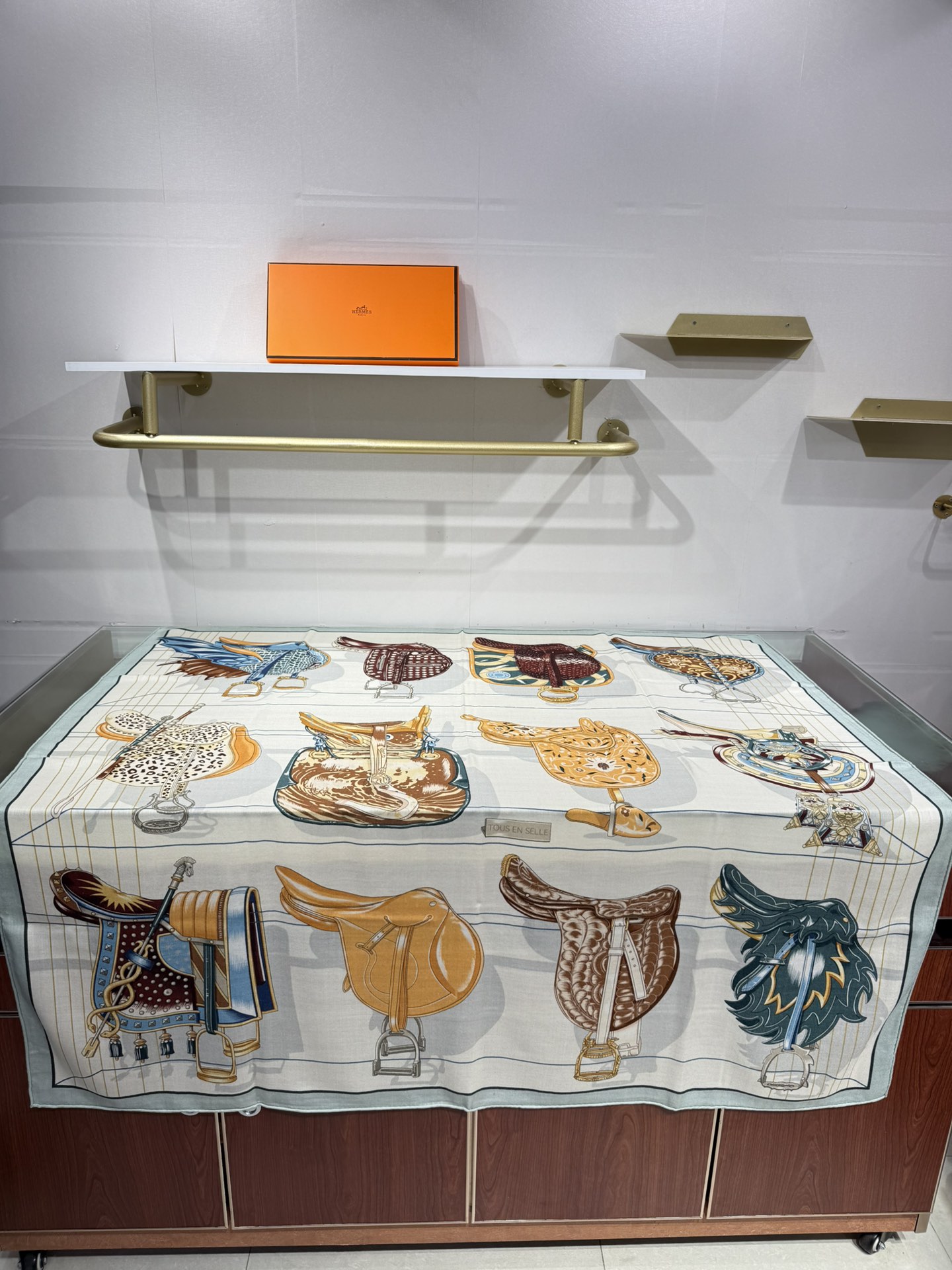 💟💞上新🆕“鞍上世界”140丝绒方巾双面同色手工卷边丝毛方巾（30%真丝70%羊绒)这款披肩的经典单品展