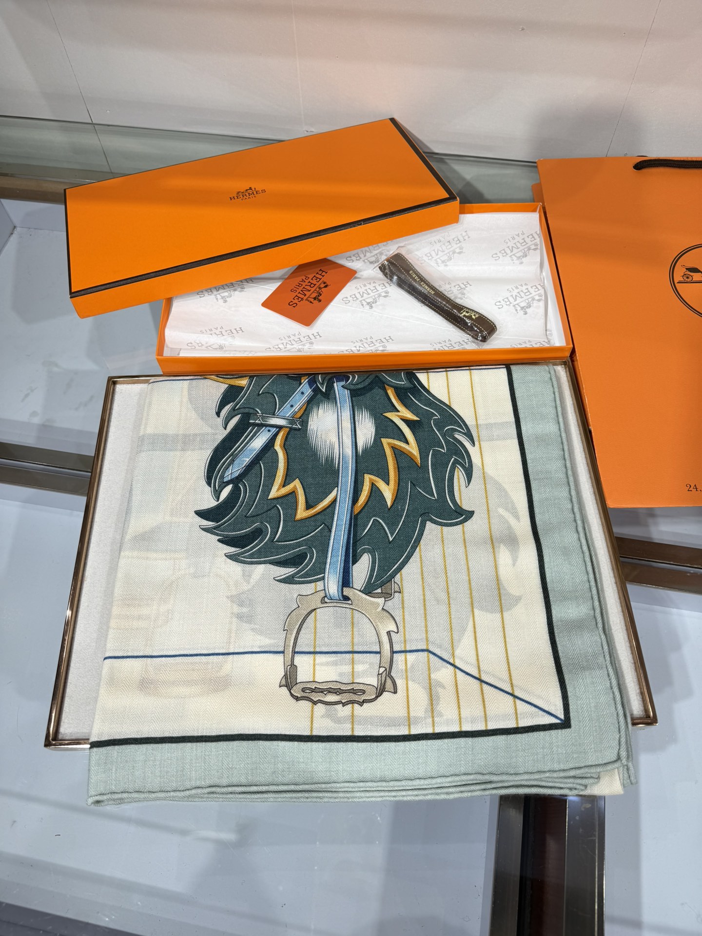 💟💞上新🆕“鞍上世界”140丝绒方巾双面同色手工卷边丝毛方巾（30%真丝70%羊绒)这款披肩的经典单品展