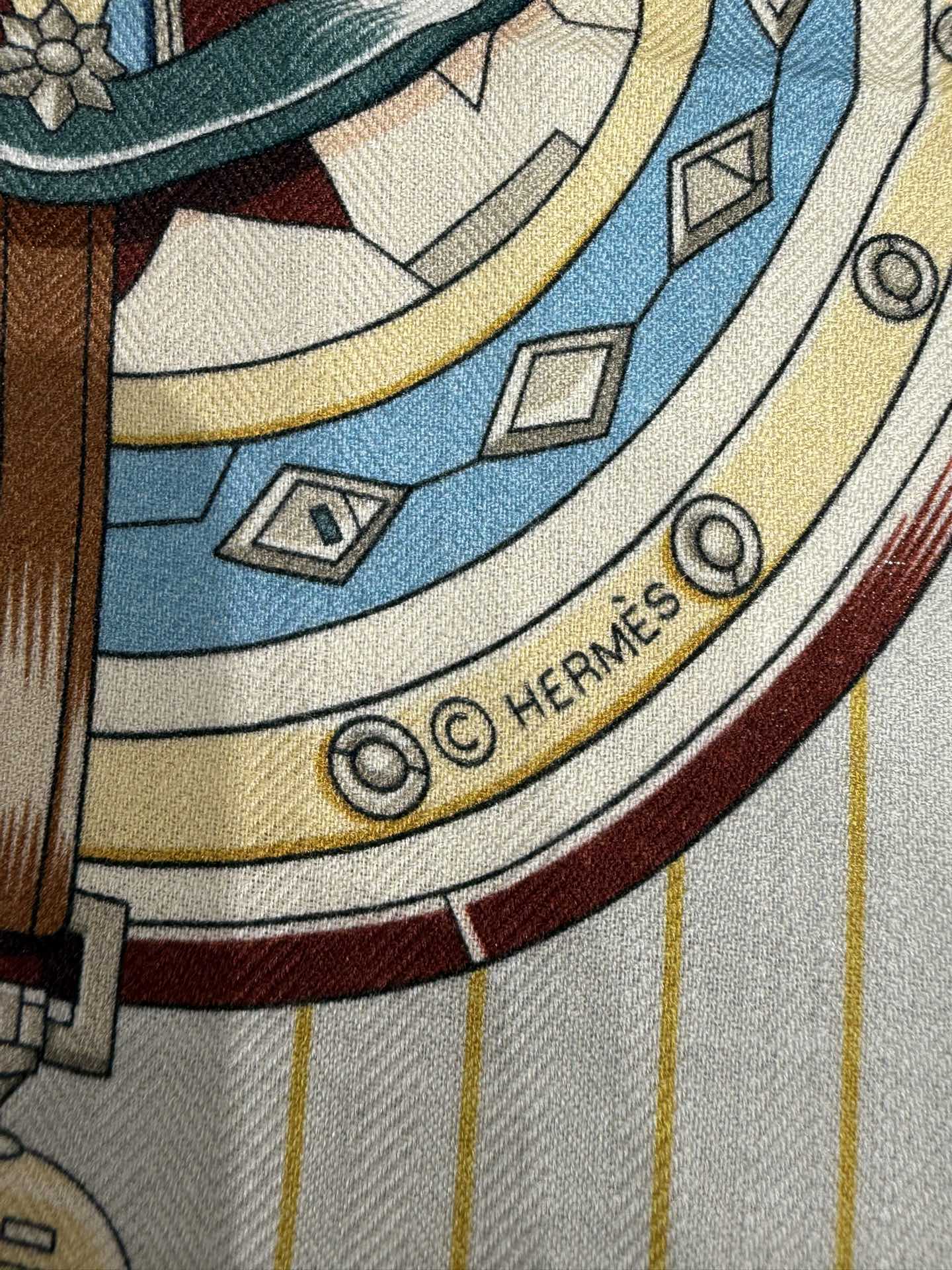 💟💞上新🆕“鞍上世界”140丝绒方巾双面同色手工卷边丝毛方巾（30%真丝70%羊绒)这款披肩的经典单品展