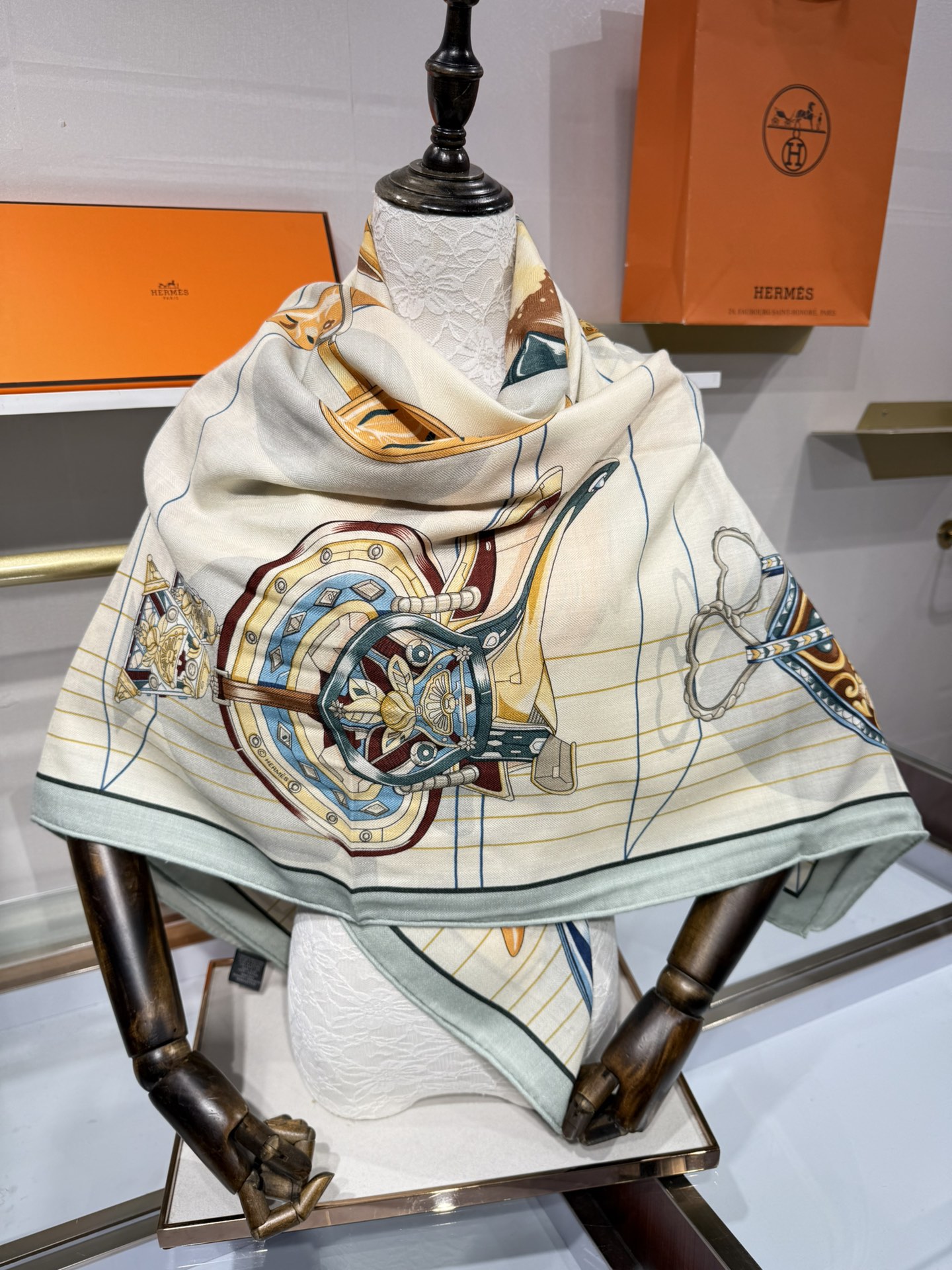 💟💞上新🆕“鞍上世界”140丝绒方巾双面同色手工卷边丝毛方巾（30%真丝70%羊绒)这款披肩的经典单品展