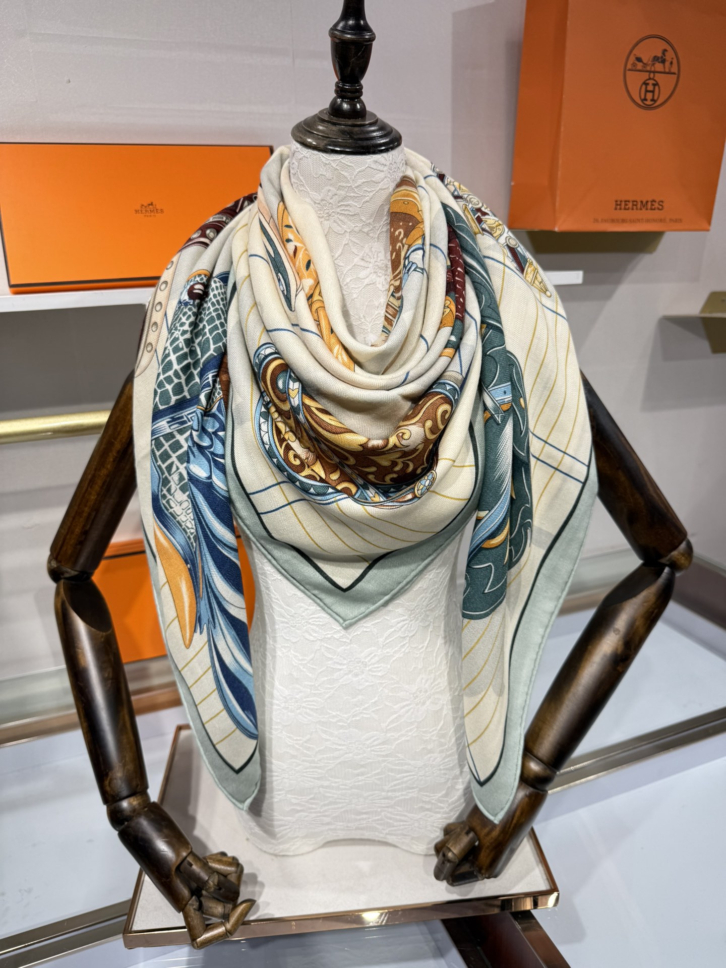 💟💞上新🆕“鞍上世界”140丝绒方巾双面同色手工卷边丝毛方巾（30%真丝70%羊绒)这款披肩的经典单品展