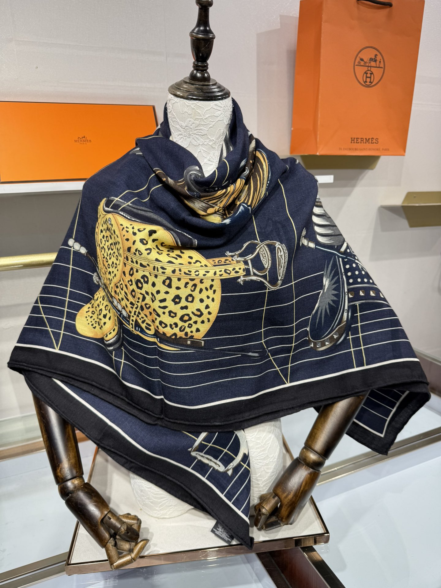 💟💞上新🆕“鞍上世界”140丝绒方巾双面同色手工卷边丝毛方巾（30%真丝70%羊绒)这款披肩的经典单品展