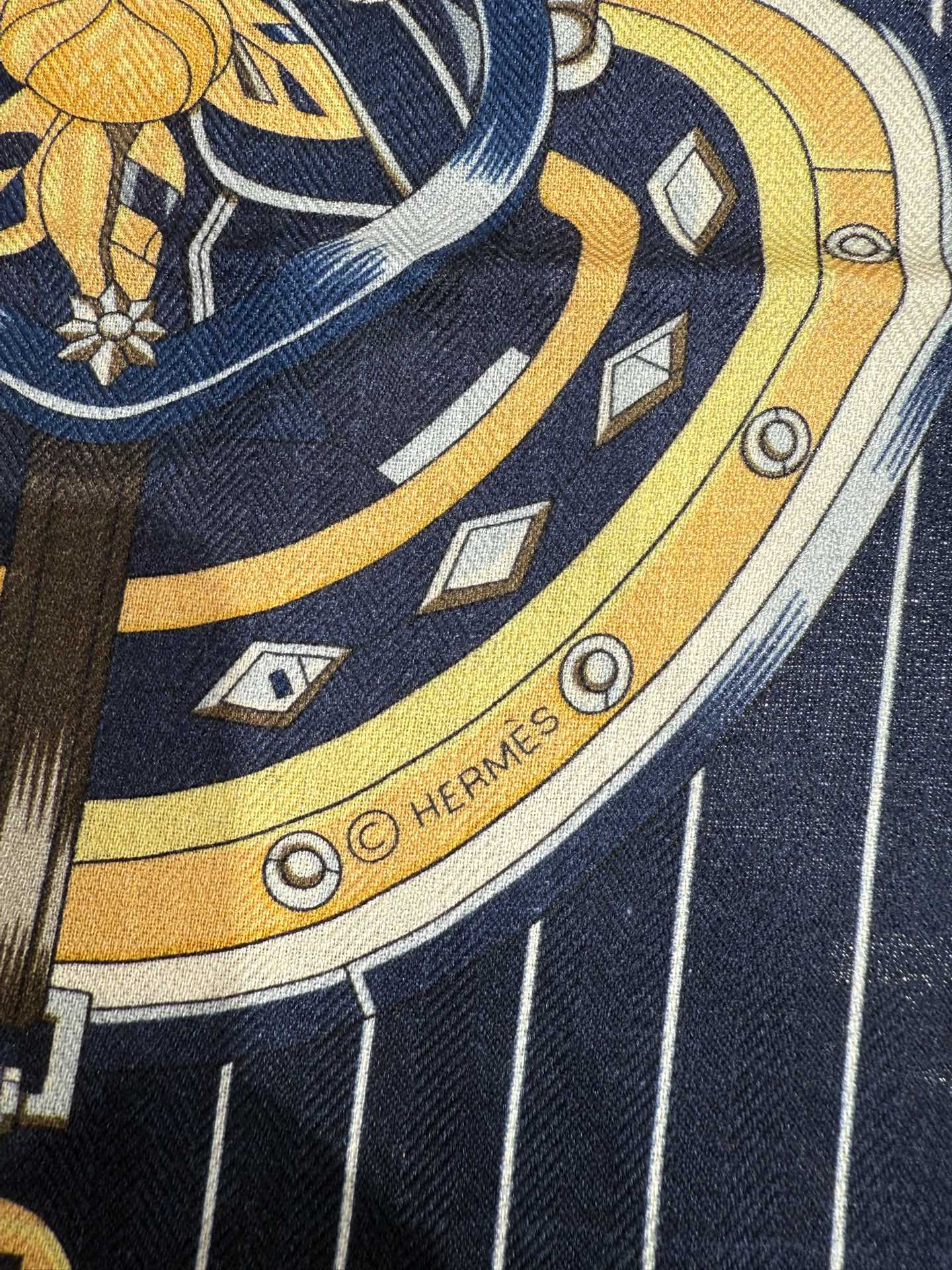 💟💞上新🆕“鞍上世界”140丝绒方巾双面同色手工卷边丝毛方巾（30%真丝70%羊绒)这款披肩的经典单品展