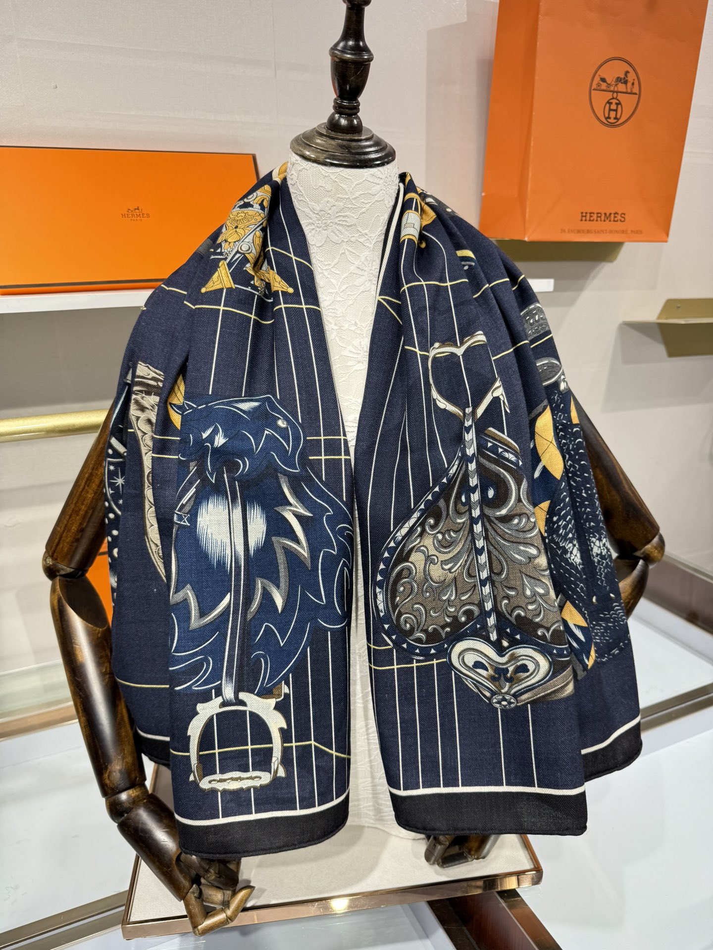 💟💞上新🆕“鞍上世界”140丝绒方巾双面同色手工卷边丝毛方巾（30%真丝70%羊绒)这款披肩的经典单品展