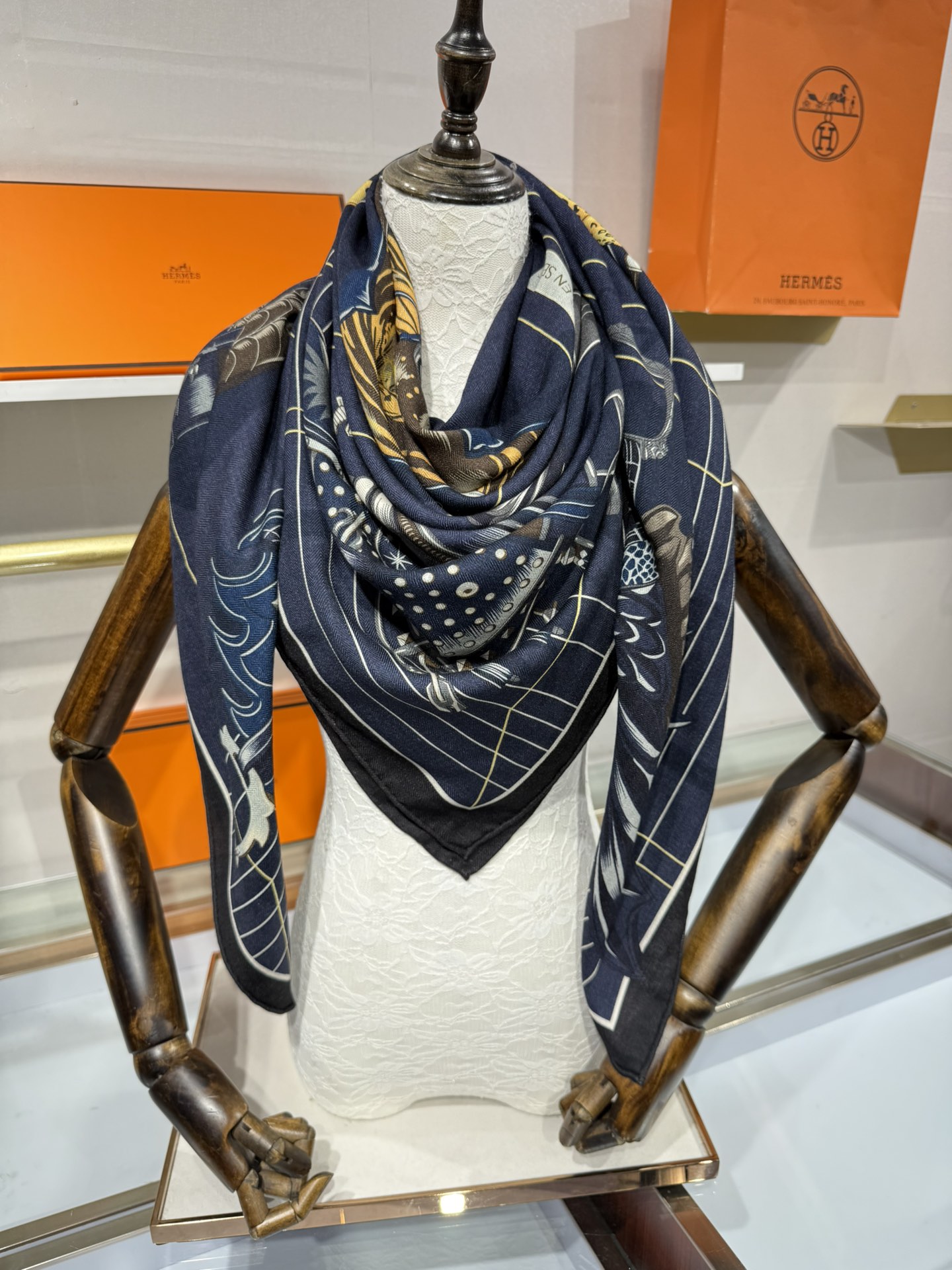 💟💞上新🆕“鞍上世界”140丝绒方巾双面同色手工卷边丝毛方巾（30%真丝70%羊绒)这款披肩的经典单品展