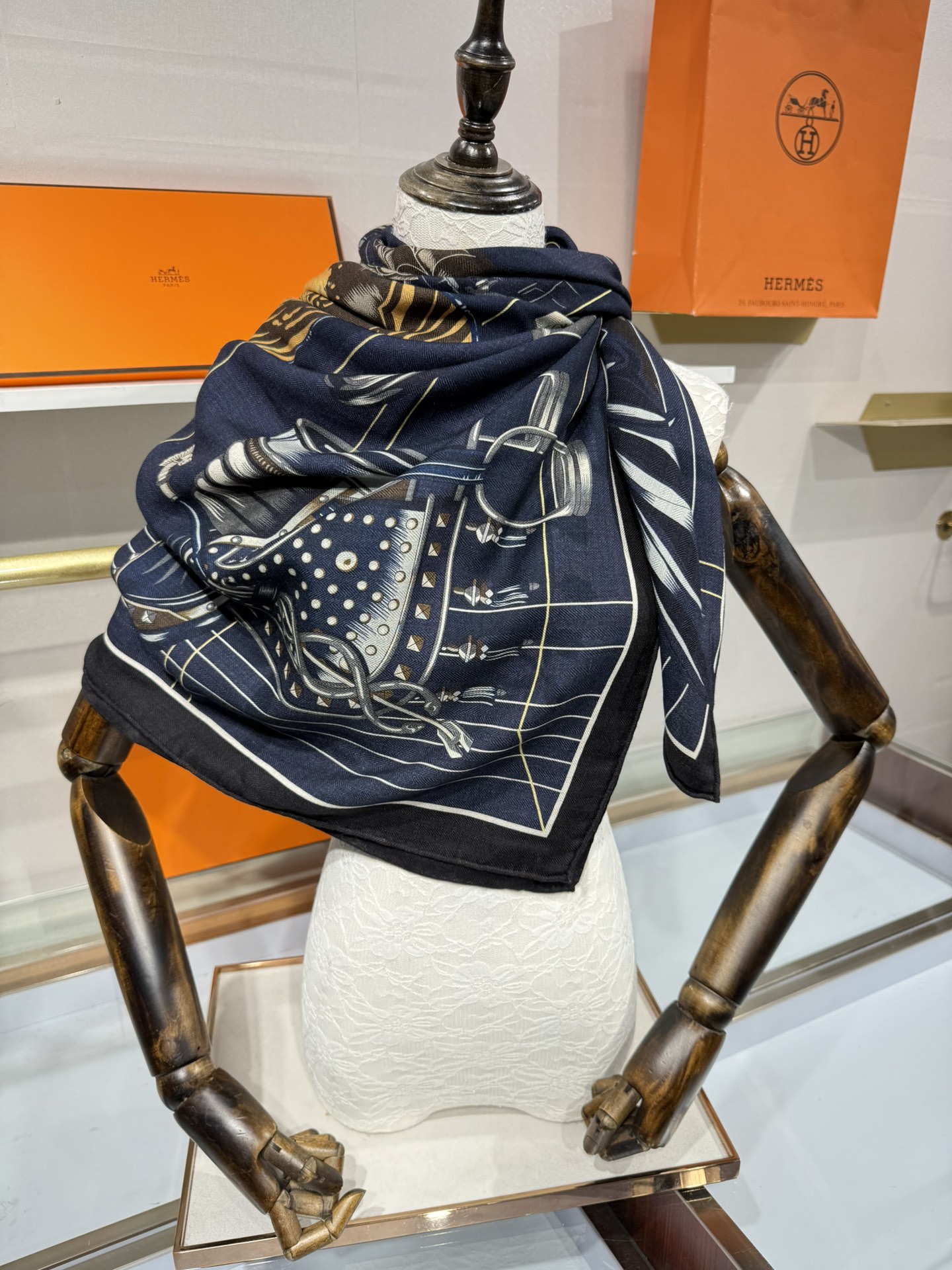 💟💞上新🆕“鞍上世界”140丝绒方巾双面同色手工卷边丝毛方巾（30%真丝70%羊绒)这款披肩的经典单品展