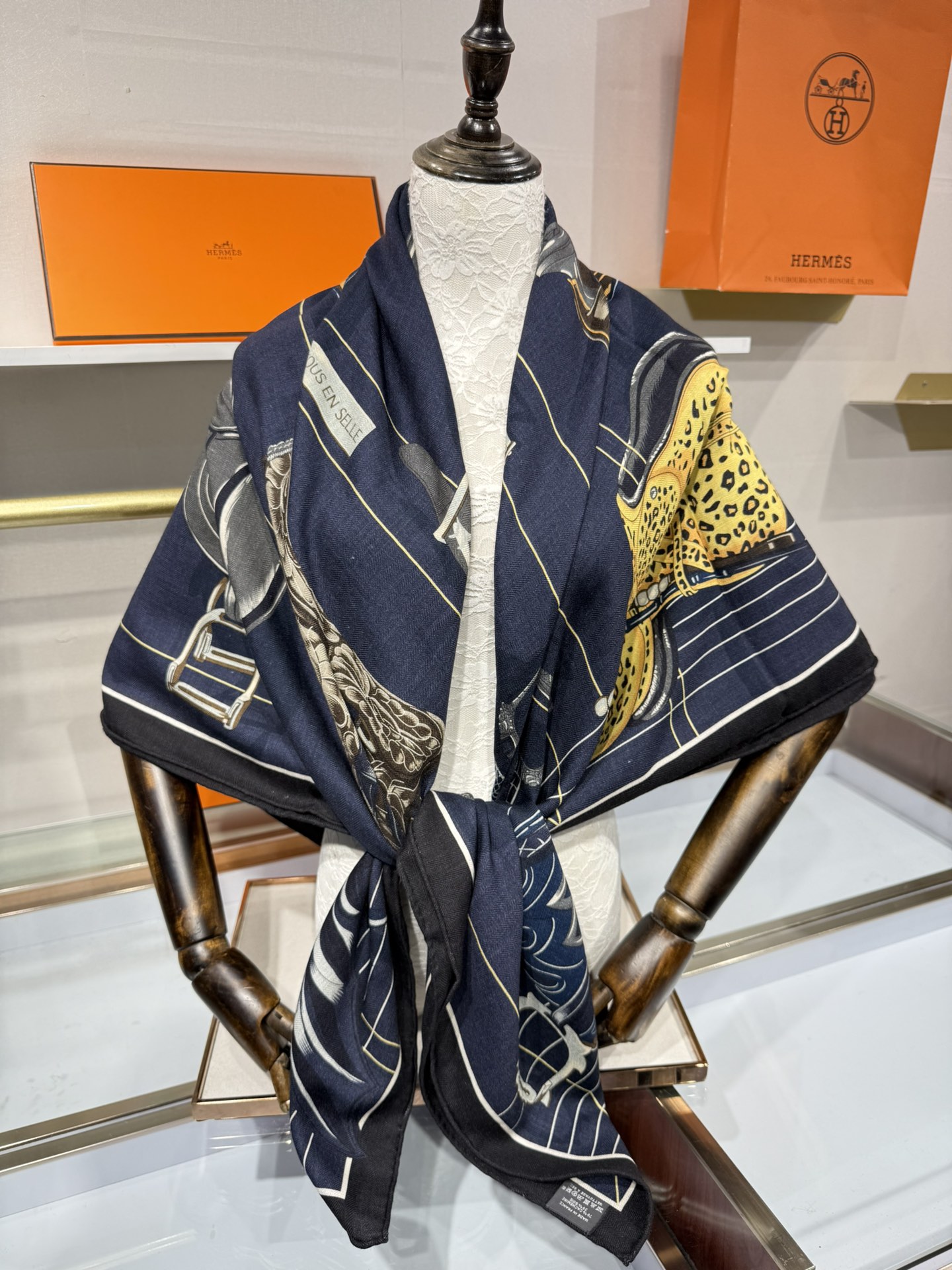 💟💞上新🆕“鞍上世界”140丝绒方巾双面同色手工卷边丝毛方巾（30%真丝70%羊绒)这款披肩的经典单品展