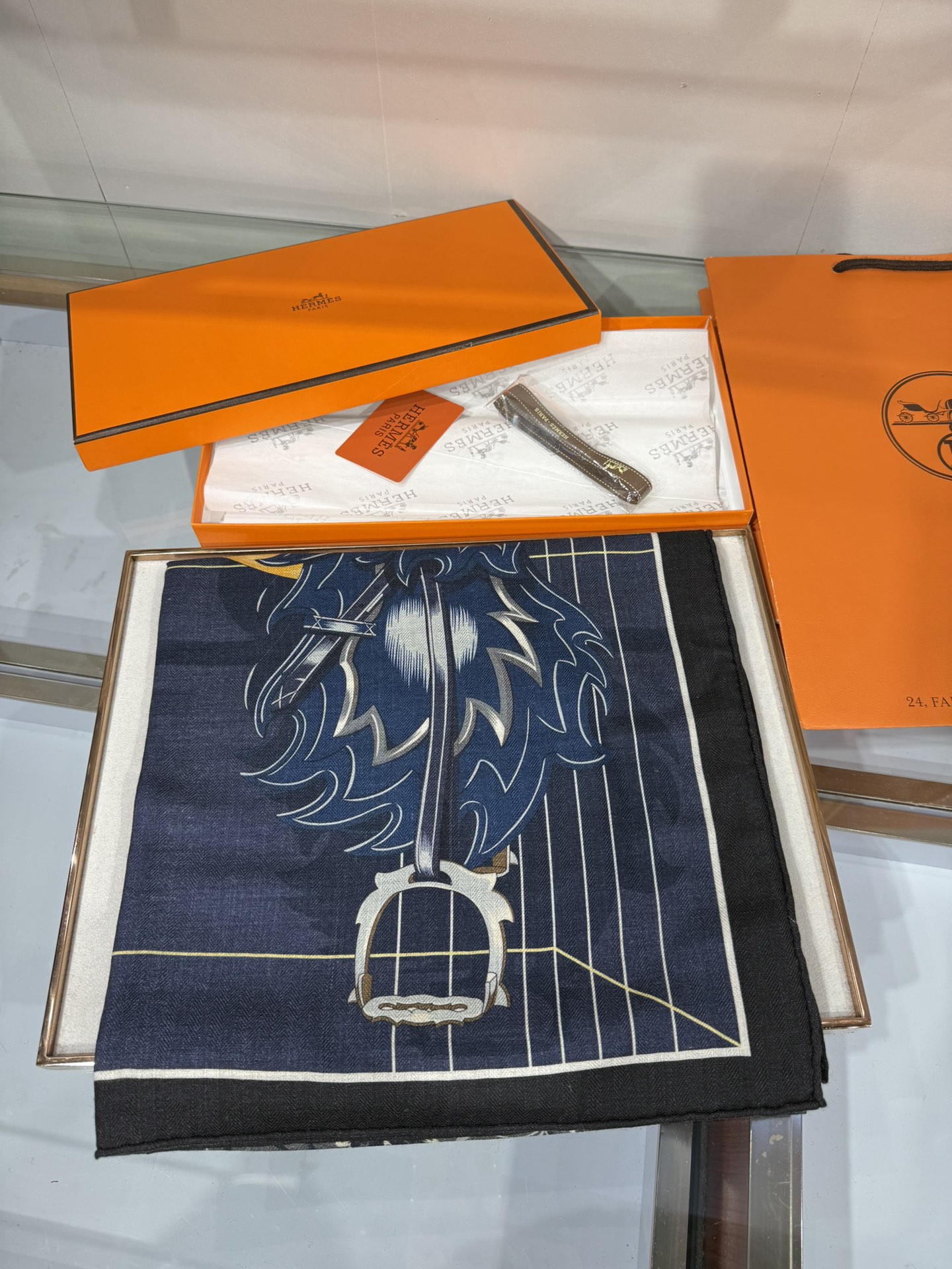 💟💞上新🆕“鞍上世界”140丝绒方巾双面同色手工卷边丝毛方巾（30%真丝70%羊绒)这款披肩的经典单品展