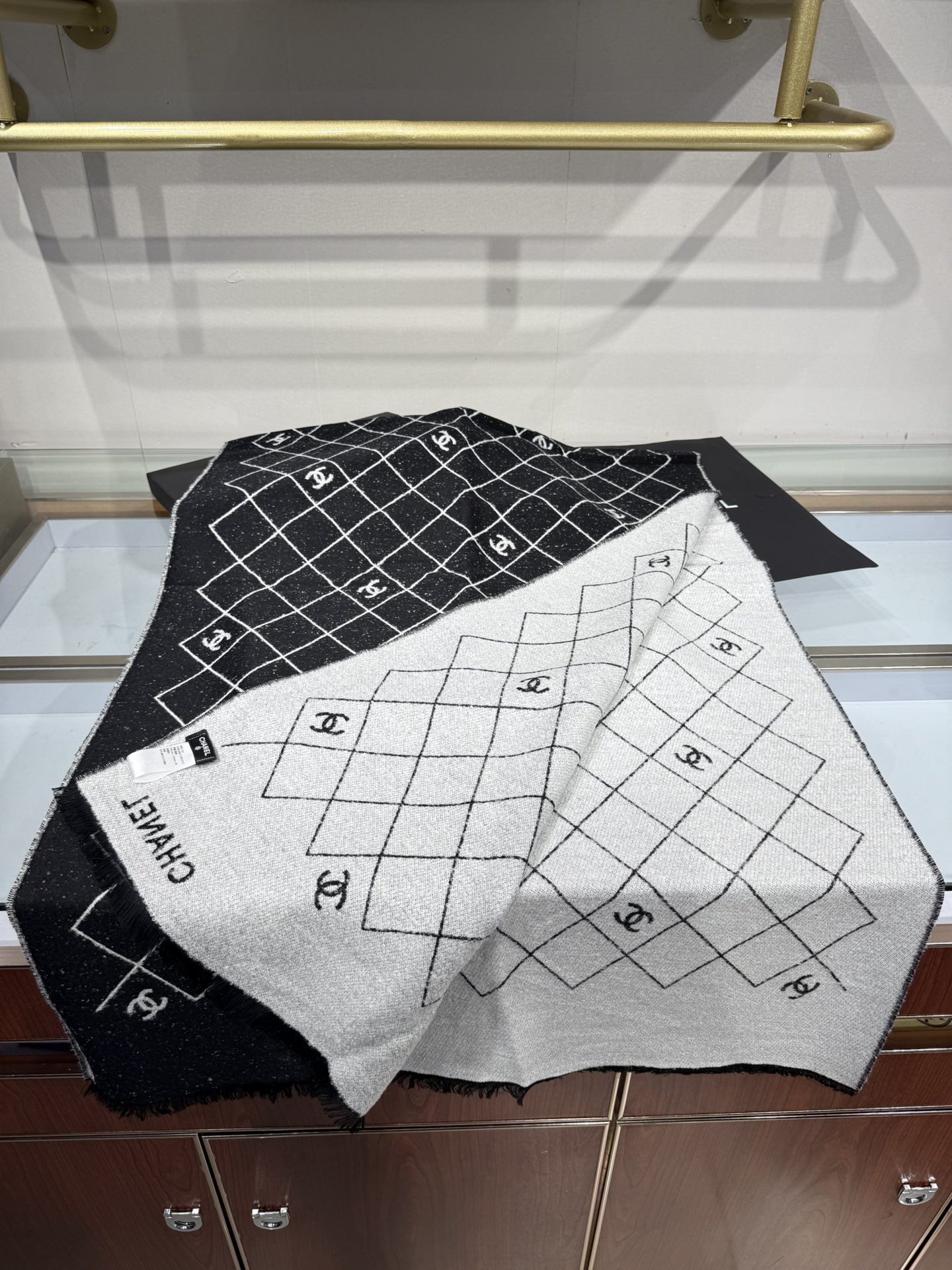 💟Chanel 25A爆款黑白围巾非常厚实的一款羊毛质地很暖和性价比尺寸195x70cm黑白配色最经典百