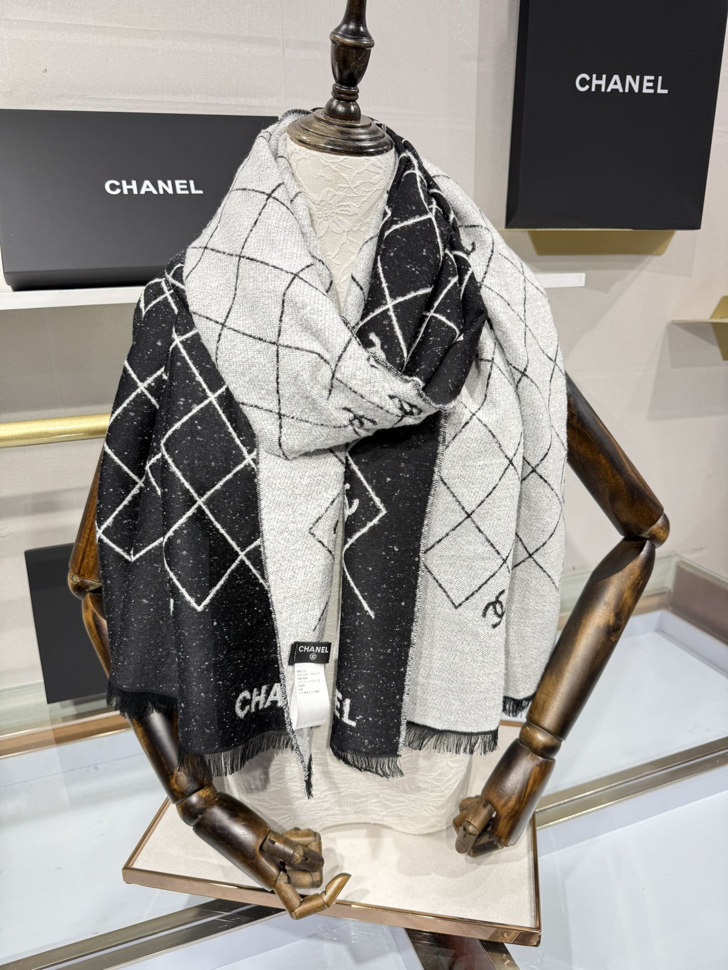 💟Chanel 25A爆款黑白围巾非常厚实的一款羊毛质地很暖和性价比尺寸195x70cm黑白配色最经典百