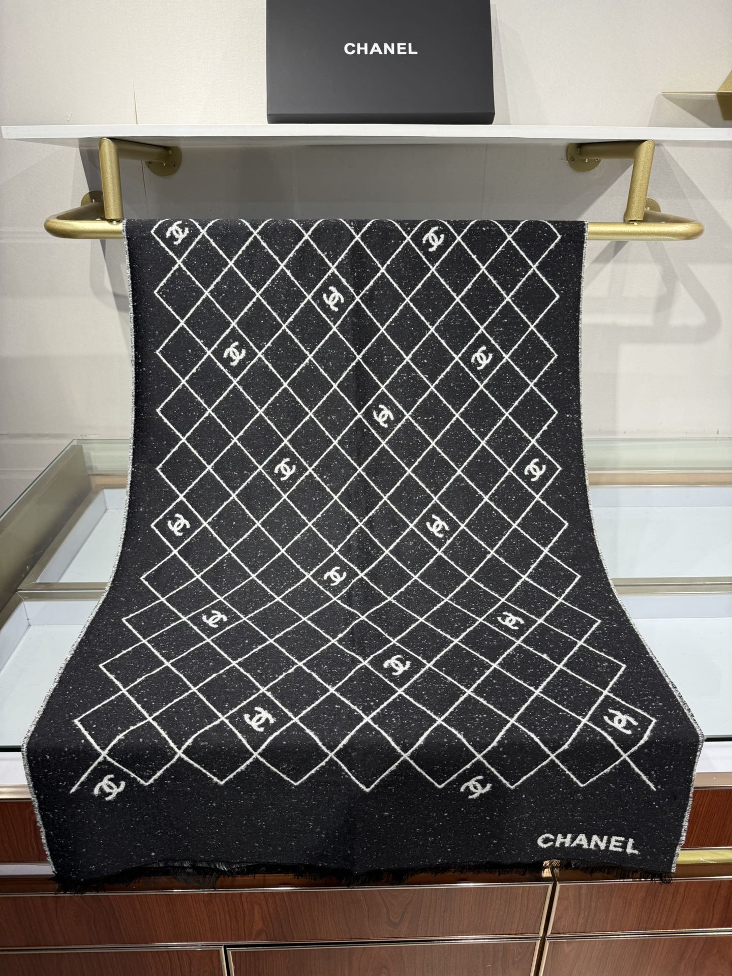 💟Chanel 25A爆款黑白围巾非常厚实的一款羊毛质地很暖和性价比尺寸195x70cm黑白配色最经典百