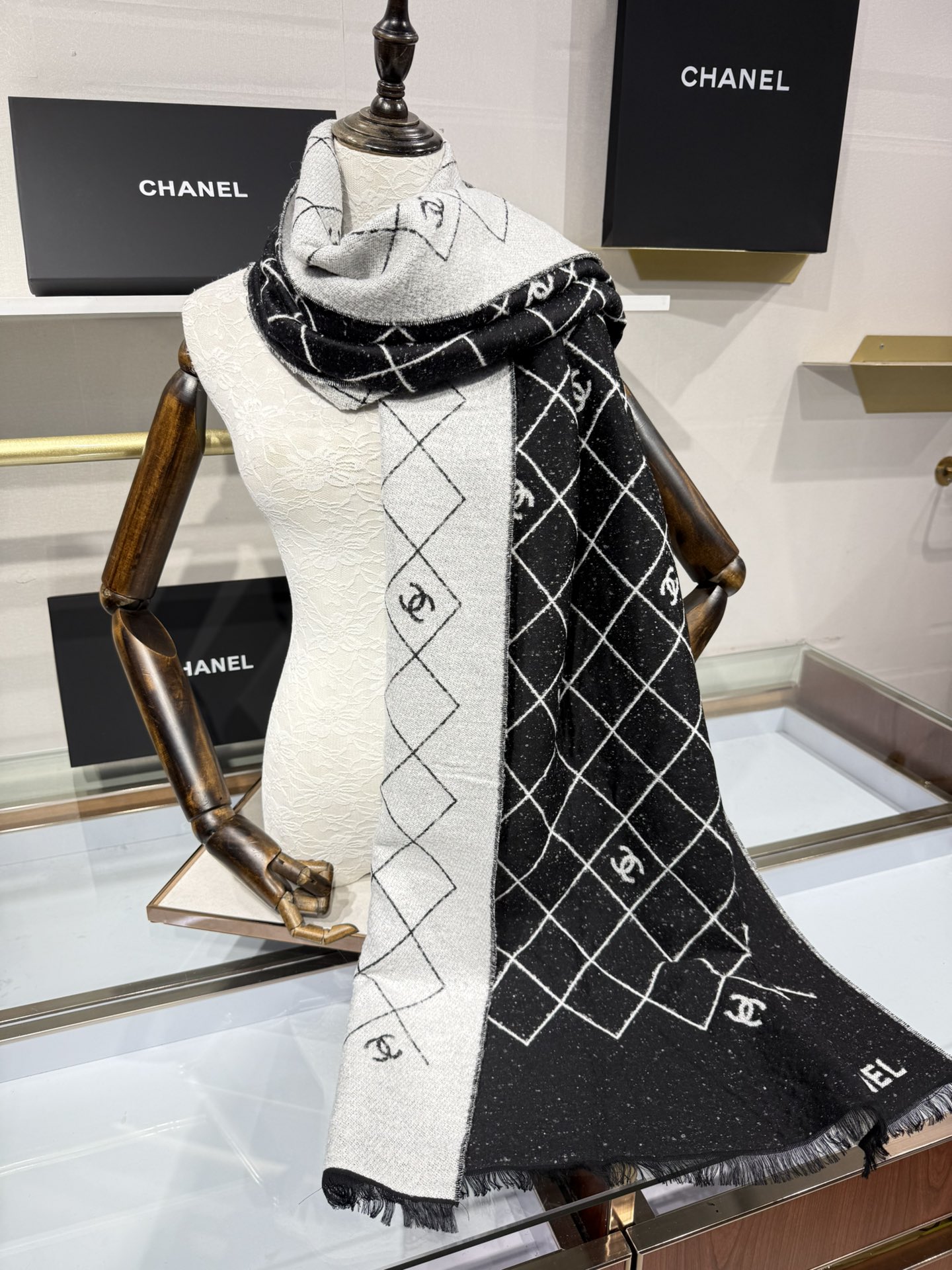 💟Chanel 25A爆款黑白围巾非常厚实的一款羊毛质地很暖和性价比尺寸195x70cm黑白配色最经典百