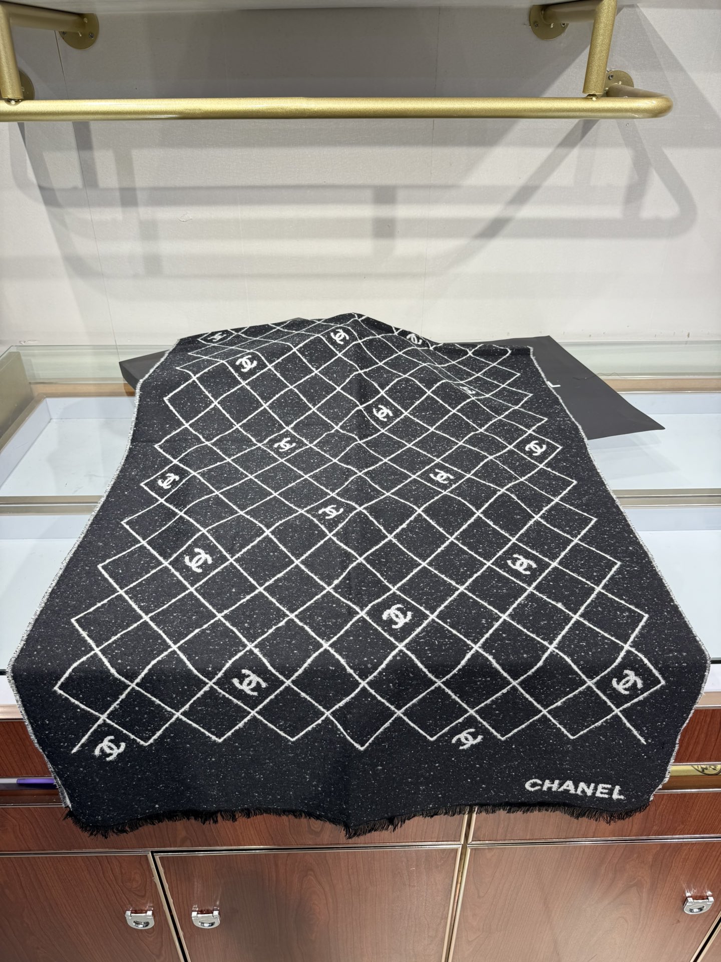 💟Chanel 25A爆款黑白围巾非常厚实的一款羊毛质地很暖和性价比尺寸195x70cm黑白配色最经典百
