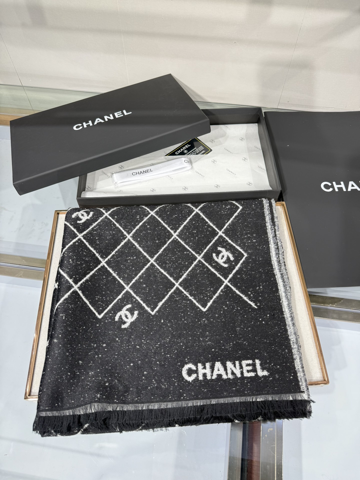💟Chanel 25A爆款黑白围巾非常厚实的一款羊毛质地很暖和性价比尺寸195x70cm黑白配色最经典百