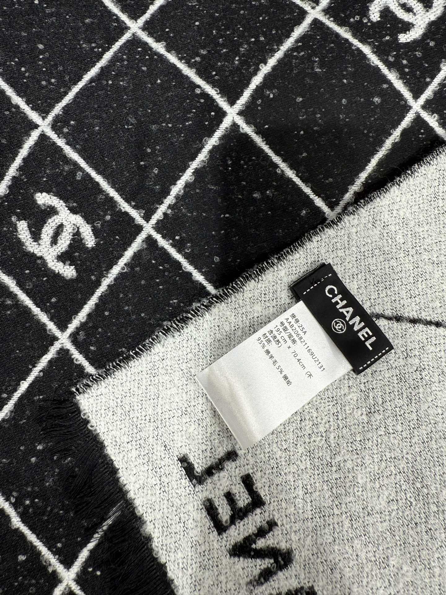💟Chanel 25A爆款黑白围巾非常厚实的一款羊毛质地很暖和性价比尺寸195x70cm黑白配色最经典百