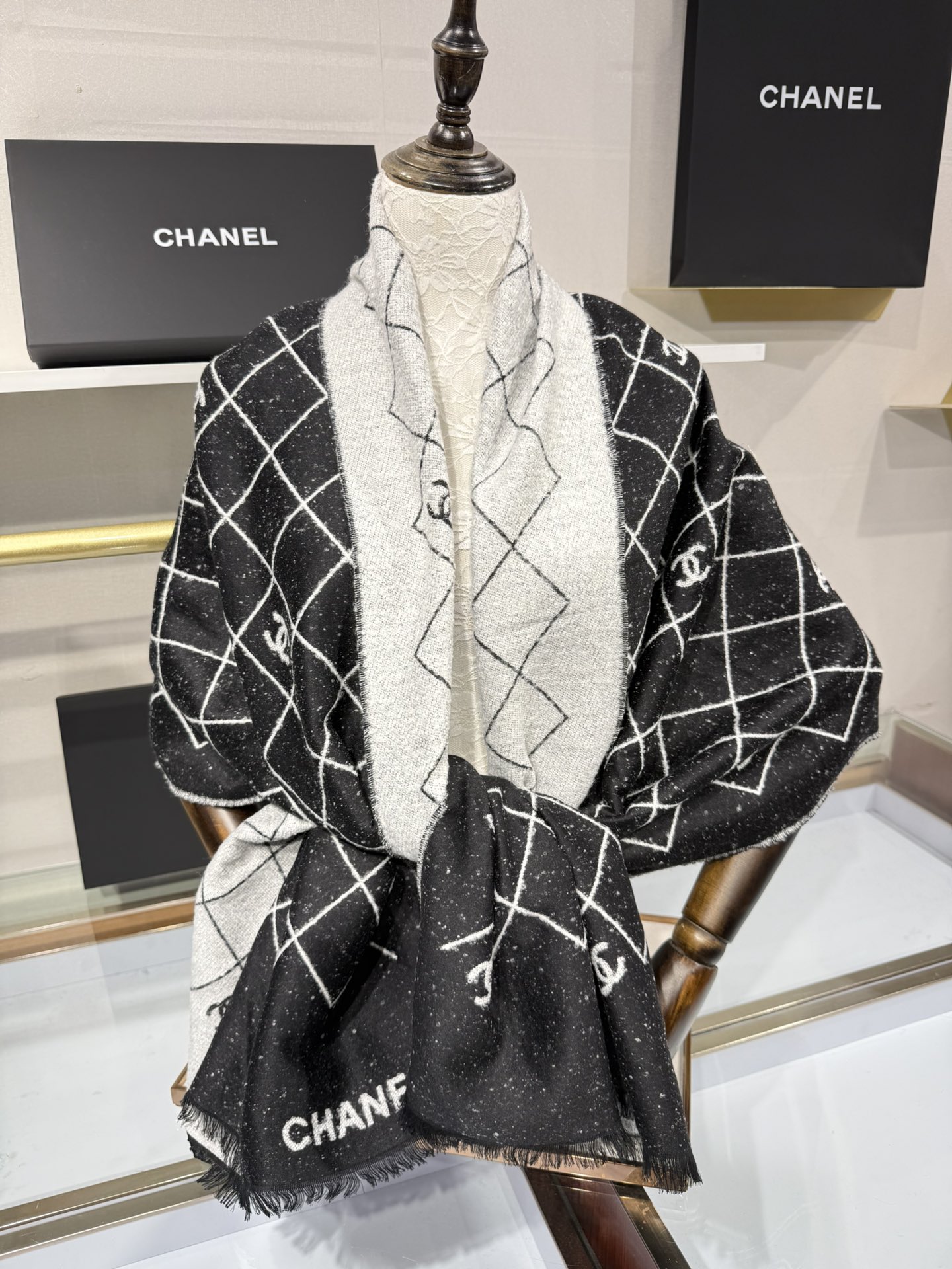 💟Chanel 25A爆款黑白围巾非常厚实的一款羊毛质地很暖和性价比尺寸195x70cm黑白配色最经典百
