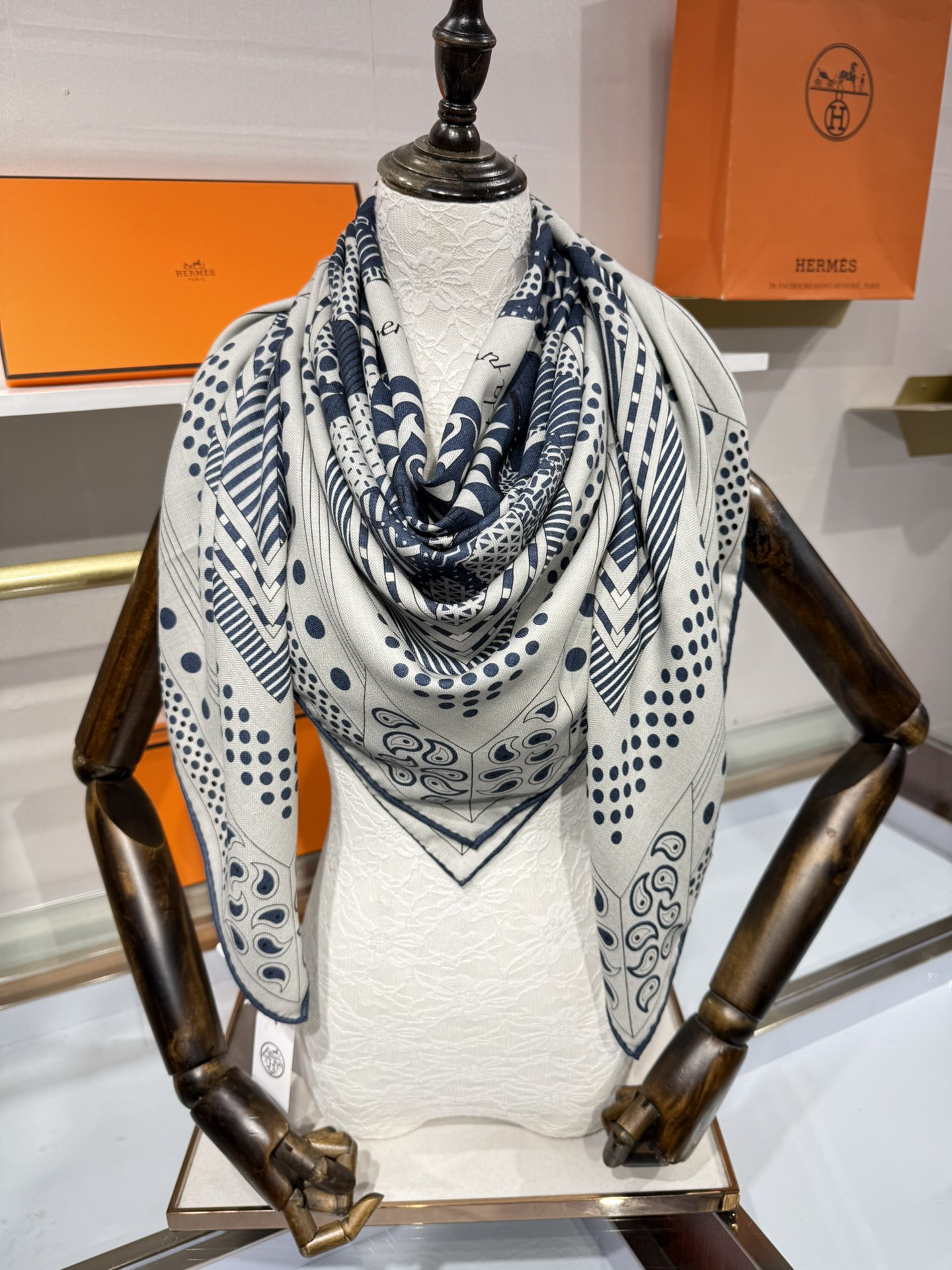 💟💞上新🆕140丝绒方巾双面同色手工卷边丝毛方巾（30%真丝70%羊绒)这款披肩的经典单品展现强大而迷人