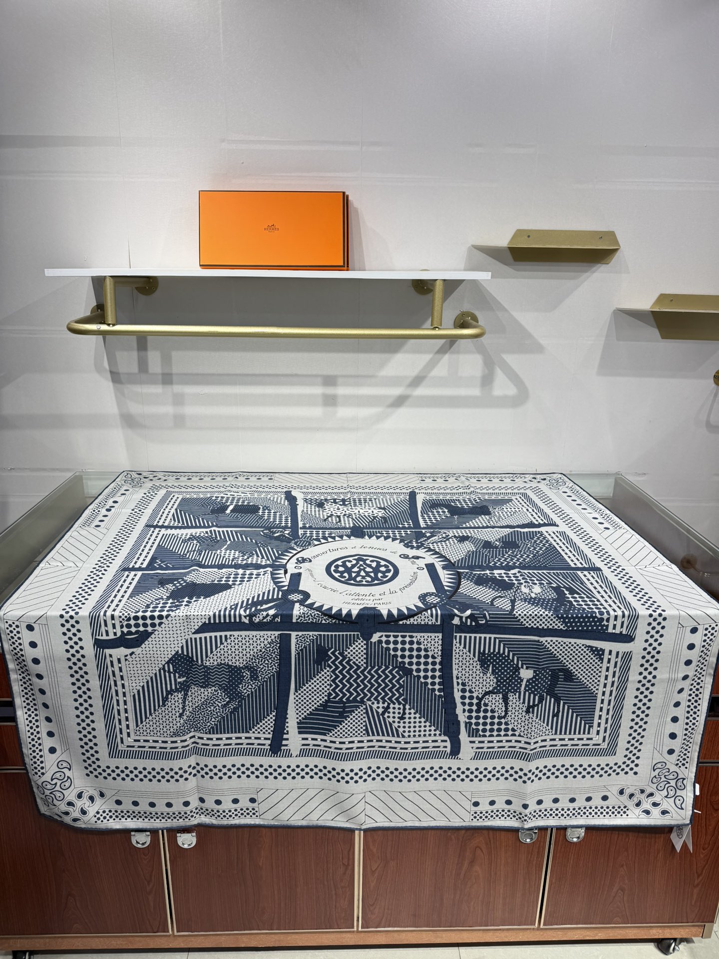 💟💞上新🆕140丝绒方巾双面同色手工卷边丝毛方巾（30%真丝70%羊绒)这款披肩的经典单品展现强大而迷人