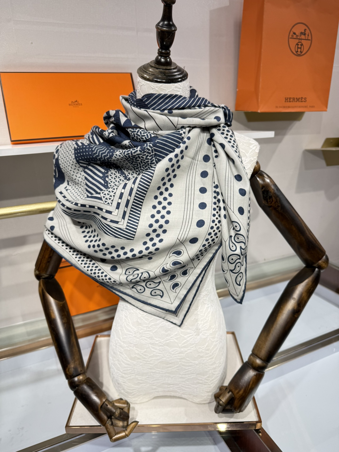 💟💞上新🆕140丝绒方巾双面同色手工卷边丝毛方巾（30%真丝70%羊绒)这款披肩的经典单品展现强大而迷人