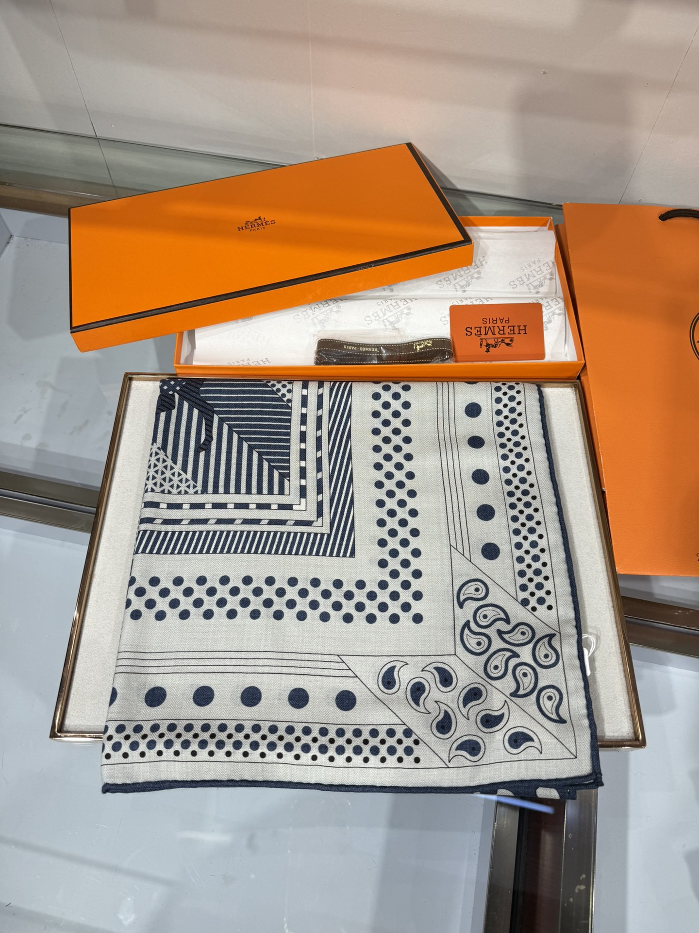 💟💞上新🆕140丝绒方巾双面同色手工卷边丝毛方巾（30%真丝70%羊绒)这款披肩的经典单品展现强大而迷人