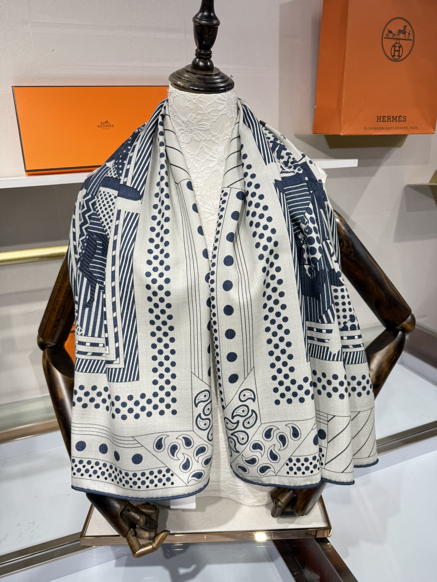 💟💞上新🆕140丝绒方巾双面同色手工卷边丝毛方巾（30%真丝70%羊绒)这款披肩的经典单品展现强大而迷人