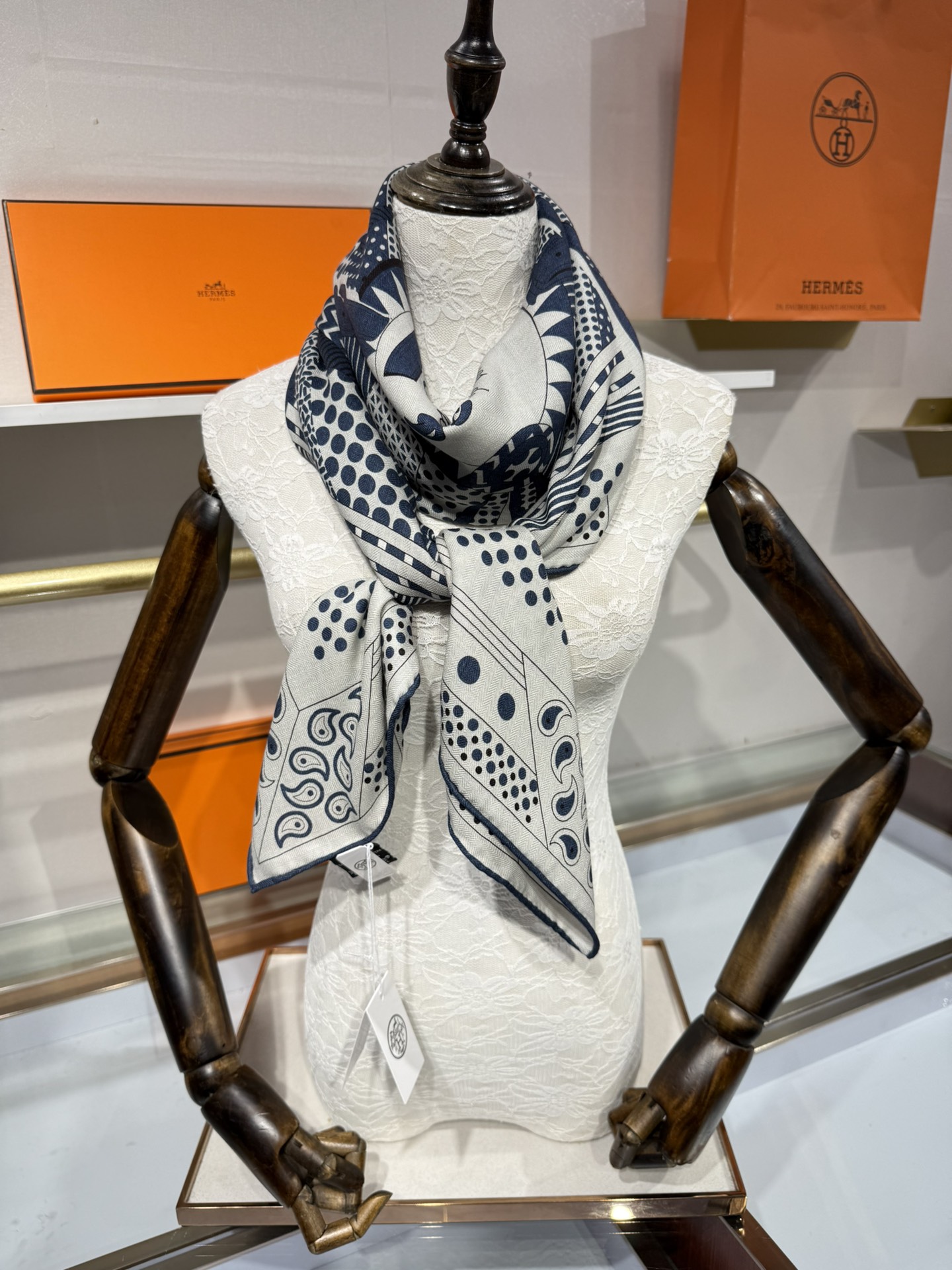 💟💞上新🆕140丝绒方巾双面同色手工卷边丝毛方巾（30%真丝70%羊绒)这款披肩的经典单品展现强大而迷人